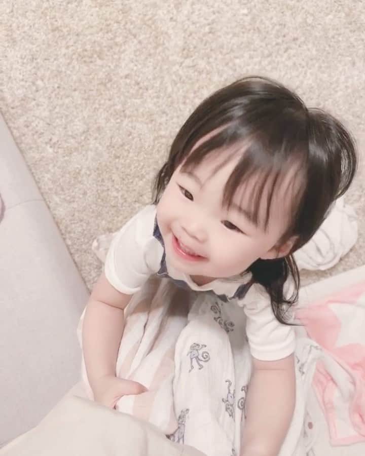 さっぴちゃんのインスタグラム：「... ... 𝐚𝐤𝐚𝐫𝐢 𝐦𝐨𝐯𝐢𝐞 👧🏼🎀... ... . . 最近は、だっち〜♡って言いながら 毎日私が立ち上がるたびに駆け寄って来て 抱っこをせがんできてもう...かわええ...🤦‍♀️❤︎ . あかりとの時間もこれから取りづらくなるし、 我慢させることも増えるだろうから、今は 出来る限りあかりがして欲しい事は全部 やってあげたいし、すぐ抱っこしてるけど 降ろすたびにギャン泣きする😂。 . そうそう、最近はイヤイヤ期に片足 突っ込んだご様子で、嫌なことがあるとすぐ 怒って泣いて床に転がってて、遂にくるのか イヤイヤ期。と、ハラハラしてます﹏😳⚐ . 成長すると大変なこともまた増えるけど いつだって可愛いし愛くるしい👧🏼🎀 . お歌も踊りも上手になって、基本的には毎日 ケラケラニコニコして後ろくっついてきて 本当に毎日が楽しくて仕方ない(ˊᵕˋ⑅)♡♡♡ . . ………………………………(♡)……………………………… .」