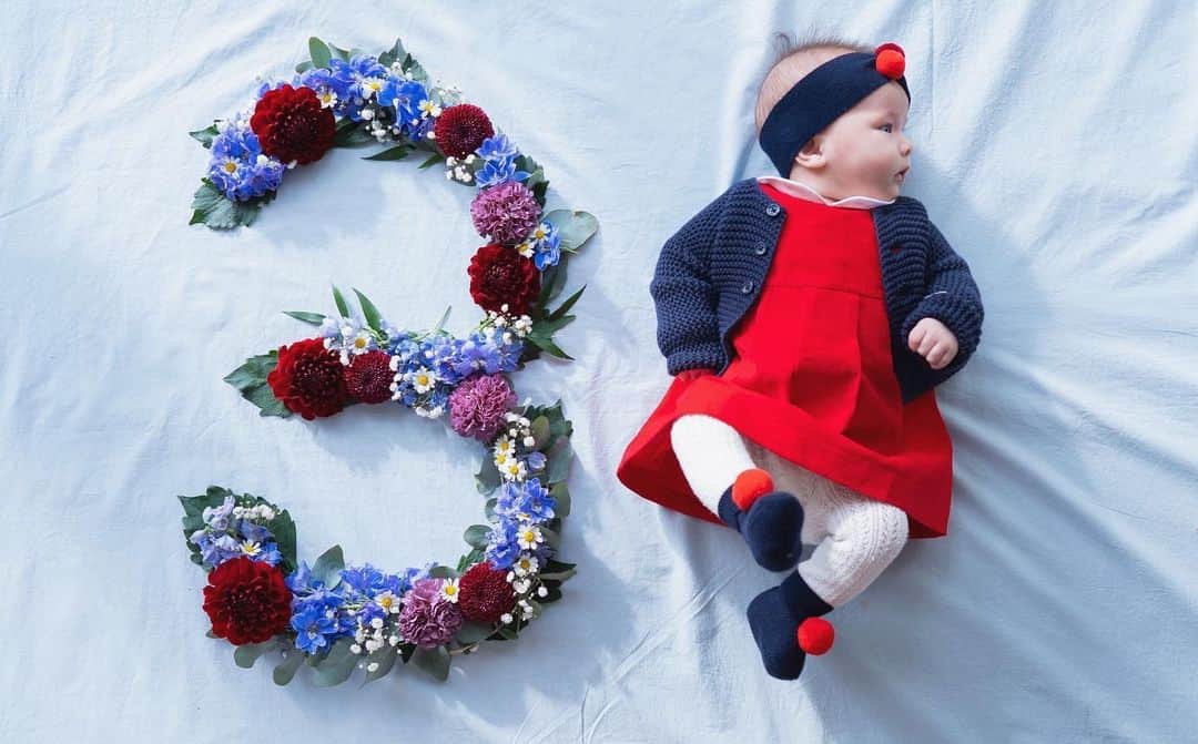 のインスタグラム：「“If I could keep you little, I’d keep you close to me. But then I’d miss you growing into who you’re meant to be.” Yesterday, the 2nd of June, was her 3rd month of life. I feel like time is moving slowly yet so fast at the same time. So much has changed. She’s not a little newborn anymore.. 😯 I miss it already BUT I’m also very much in love with all the new things I see her learn and discover each day. (Like how much she curiously loves looking at her own hands right now 🥰). Thank you my Little Dahlia Amélie for being our ray of sunshine during these stormy times. We love you! 📸: Papa @erwan Creative Director/Set Designer and Stylist: Mum @annecurtissmith 🌸😂 Words above from one of our favorite books to read to Dahlia Amélie “If I could keep you Little” by @mariannerichmond21」