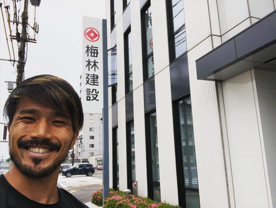 伊佐耕平のインスタグラム：「【1人スポンサー様訪問】  AD BOARD SPONSORS 梅林建設株式会社様  いつもありがとうございます! これからも宜しくお願い致します!  #1人スポンサー様訪問 #梅林建設株式会社様 #人生は常に今から #感謝」
