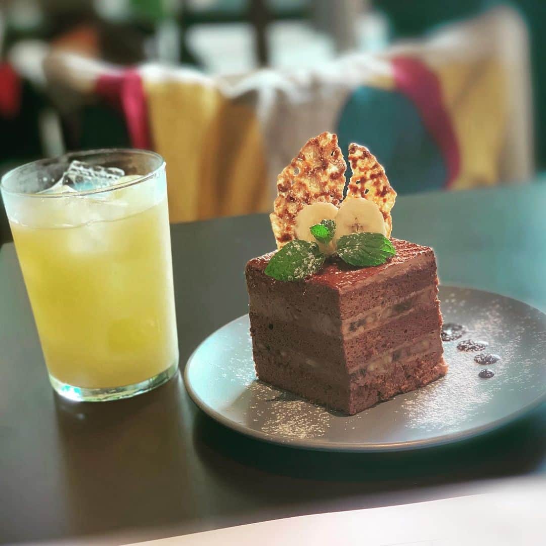 三村遙佳さんのインスタグラム写真 - (三村遙佳Instagram)「ケーキ食べちゃた！🍰 しかもこれめっちゃ大きいの！ ショートケーキ２つ分くらいある🍰🍰 美味しかったー、、、 リンゴジュース🍎と バナナチョコレートケーキ🍌  ばなならぶ！！！ #カフェ　#cafe #ケーキ　#cake #おしゃれ #りんご　#バナナ　#カフェ　#tokyo」6月3日 14時36分 - mimuraharuka_1027