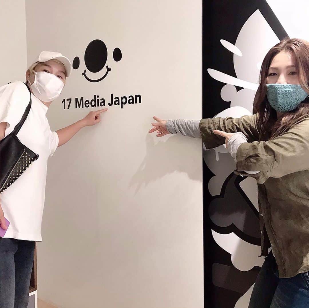 井上貴子のインスタグラム：「昨日宣伝してた 神取さんとの対談。  イチナナさんの本社にて^ ^  壁がかわいい💕  1人でやるのとは違って いきなり変な汗かいた（笑）  来てくださったみなさん！ ありがとう^ ^  全部 質問読めなくてごめんなさい。  第二弾があるかどーかは 不明だけどーーー（笑）  またあるといーね。  Happyで^ ^  医療従事者の皆様 医療に携わる全ての皆様 介護施設 配送業者 スーパー、 コンビニの店員の皆様 ゴミ回収業の方々  コロナ問題に携わる皆様。  ありがとうございます。  #井上貴子  #LLPWX #女子プロレス #紅緒と柊音 #トイプードル部　 #神取忍vs井上貴子対談 #神取忍 #イチナナ本社 #イチナナ配信 #STOPCOVID19」