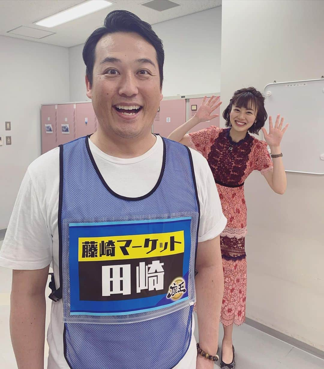 高橋真理恵さんのインスタグラム写真 - (高橋真理恵Instagram)「* 先日、竹上萌奈アナ の代打で、 #座王 の収録に参加しました✨* ＊ 「リモート座王」ということで、 ジュニアさんと、 審査員の野性爆弾のくっきー！さんは、 東京からの出演でした✨ 椅子取りゲームは行わない、 新しい形でしたが、 収録はとっても盛り上がっていました😄* * 写真は、 たまたま、この４日後にも共演した田崎さんと✨ * * 収録は少し前だったのですが、 芸人さんたち、収録自体も、 他の芸人さんたちに会うのも 久しぶりだったようで、 収録の合間は、 とにかくお互い会えて嬉しそうな様子を 横目で見させてもらっていました😊笑  今週　土曜 深夜1：45～2：15  放送です😆」6月3日 15時12分 - marie___takahashi