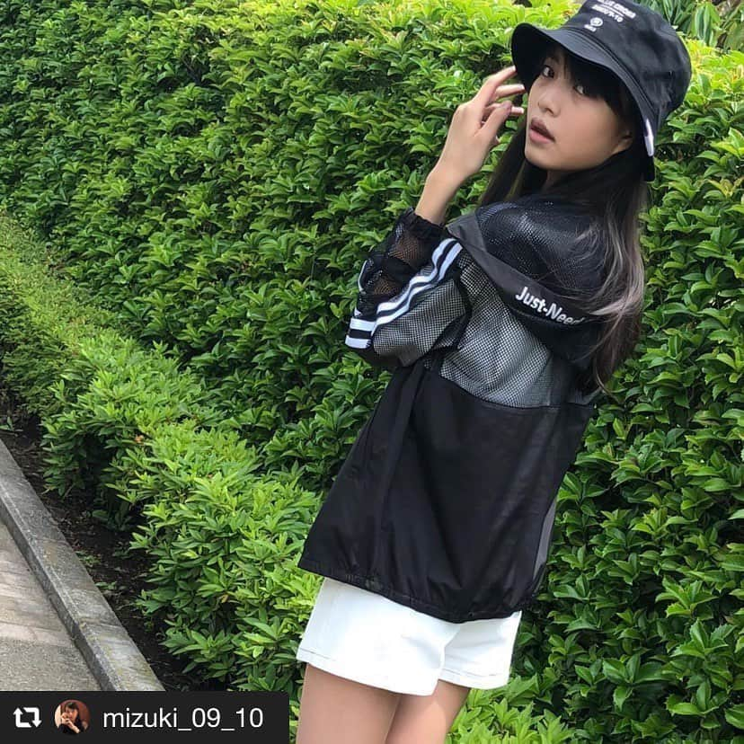 girls fesさんのインスタグラム写真 - (girls fesInstagram)「#repost @mizuki_09_10 via  イメージmodel 美月©︎のInstagramをrepost❣️❣️❣️ __ __ __ __ __ __ __ __ __ __ __ .  ブルークロスガールズコラボ🌙の﻿フォトプリントTシャツは白もあります‪‪‪‪❤︎‬"﻿ ﻿ ﻿ 黒のバケットハット・パーカーと合わせて﻿スポ＋クールなモノトーンコーデにしてみたよ‪⸜‪‪☺︎‬⸝‬‪‪﻿ ﻿ ﻿ フォトプリントTシャツはボトムスを変えると﻿ガーリーやオルチャンコーデにも﻿着まわしできちゃうマストアイテム( ¨̮ )︎︎❤︎︎﻿ ﻿ ☁︎︎❤︎︎︎︎┈┈┈┈┈┈┈┈┈┈❤︎☁︎︎﻿ ﻿ コラボではないけれど﻿ メッシュパーカーは涼しくて﻿ 重ね着にオススメのお気に入り✌︎☺︎︎﻿ ﻿ いろいろなコーデを楽しめますﻌﻌﻌ❤︎﻿ ﻿ ﻿ ﻿ #BLUECROSSgirls﻿ #ブルークロスガールズ﻿ #NARUMIYA﻿ #ナルミヤインターナショナル﻿ #ナルミヤオンライン﻿ #イメージモデル﻿ #ニコプチ﻿ #ジュニアファッション﻿ #ジュニア﻿ #イメモ﻿ #コラボ﻿ #Tシャツ﻿ #フォトプリント﻿ #パーカー﻿ #メッシュパーカー﻿ #帽子﻿ #モノトーンコーデ﻿ #オルチャンコーデ﻿ #美月﻿」6月3日 15時14分 - girlsfes_official