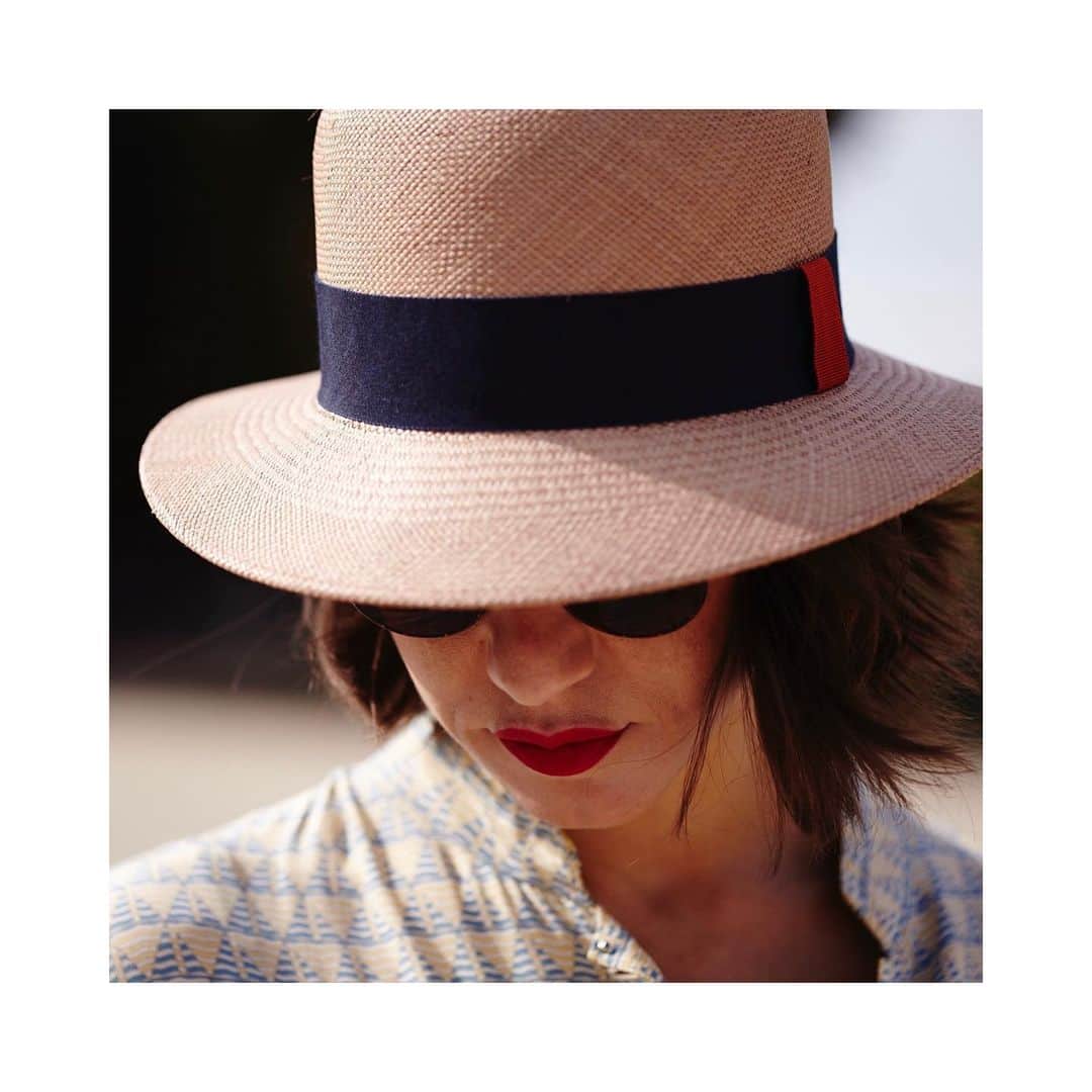 のインスタグラム：「S T Y L E Notre Cloche est à créer et personnaliser sur notre site internet : www.lacerisesurlechapeau.com Ce modèle vous plaît ? Choisissez la couleur « Praline » pour la paille, « Abysse » pour le gros grain et « Rouge Baiser » pour le passant ! - - - Create and personalize your hat on our website.  Do you like this model ? You can choose the color « Praline » for the straw, « Abysse » for ribbon and « Rouge Baiser » for the little ribbon ! - - - #lacerisesurlechapeau #laschicasdelcable #20s #annees20 #anneesfolles #paris #retro #style #styleoftheday #picoftheday #feminine #putsomecolorinyourlife #coloryourlife」