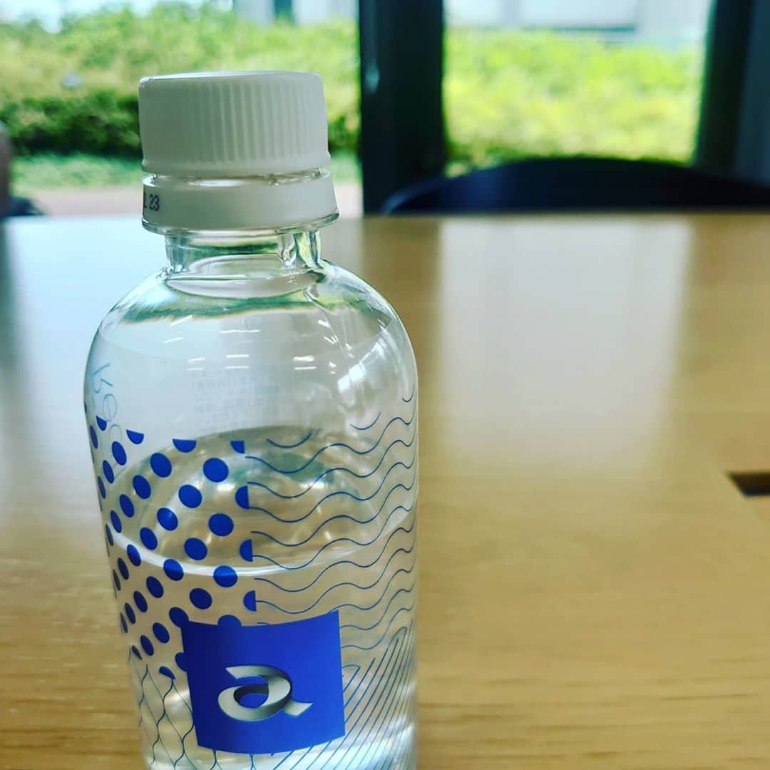 安済知佳のインスタグラム：「事務所にて打ち合わせでした。  途中、そういえばインスタ更新しなきゃですねって話になって結果こうなりました(笑)  1枚目はわたし👍（飲みかけ！） 2枚目は裏番長（マネージャーNo.2）  裏番初めてのポートレートだそうです😂  映えてる！  うん、映えてる！はず！(笑)  愉快なマネージャー達ですがもちろん打合せは大真面目でしたよ👍 素晴らしい方々と仕事できて幸せです😍  ではまた！  #港区女子 #え？港区女子？ #マネージャー」