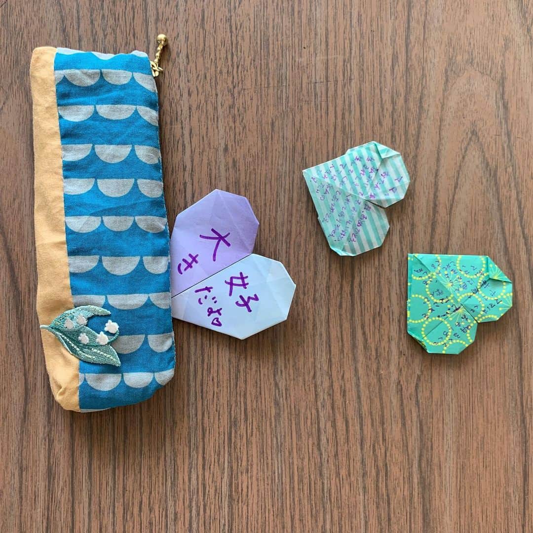 のインスタグラム：「誕生日でした。 私に内緒で準備してくれてるんだけど、ちょいちょい、言いたくてたまらなくなって、私が目をつぶってる間に、作りかけのものを見せて満足したりしてました。手作りのペンケースと、ティラミスを作ってくれました。ティラミス、死ぬほど美味しかったです。 もう、祝ってもらえるほどの歳ではないのに、祝ってくれると、いい日な気がしてきます。 とはいえ、一年に一度の節目の日。 こんなときだから、絵をみたら、力が抜けて、嫌なことがどうでも良くなったりだとか、なにか、ほんの少しでも日々のいろどりのお手伝いができたらなと思う所存です。1年、どうぞヨロシクおねがいしまする。」