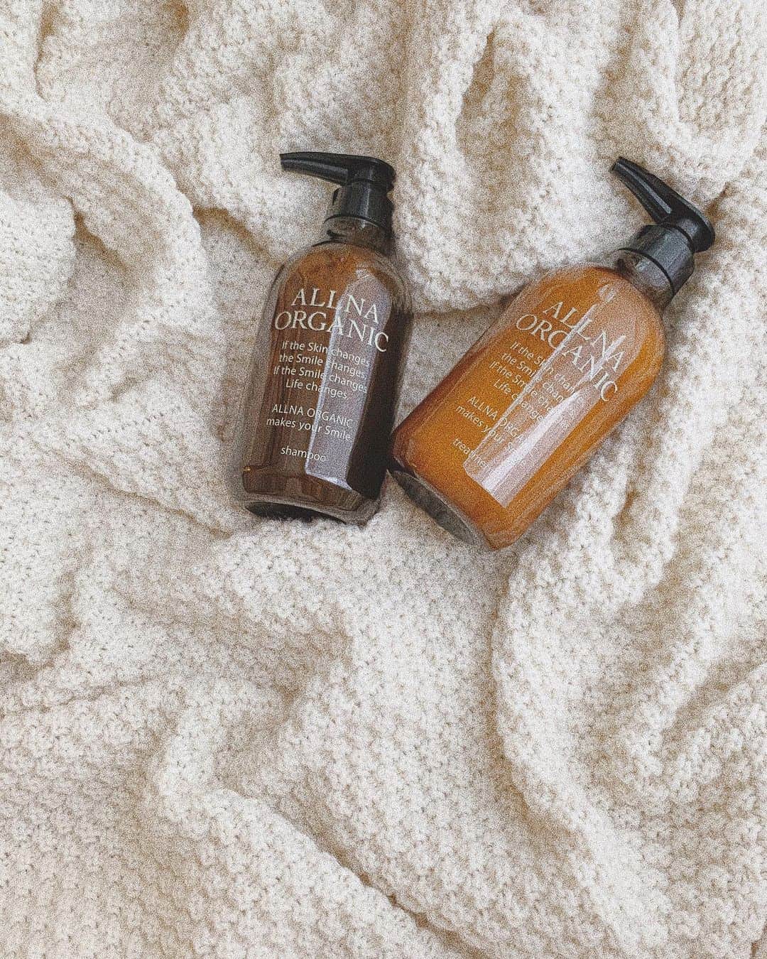 中谷愛のインスタグラム：「最近使い始めたALLNA ORGANICのヘアケア🌳﻿ ﻿ 無添加の原材料と植物エキスで作られている頭皮や髪に優しいアイテム。﻿ノンシリコンながら指通りも良い仕上がりでいいかんじ。﻿個人的にはトリートメントのハーバルな香りがとっても気に入った♡ しばらく使ってみようっと☺️ ﻿ ﻿ #allnaorganic ﻿ #オルナオーガニック」
