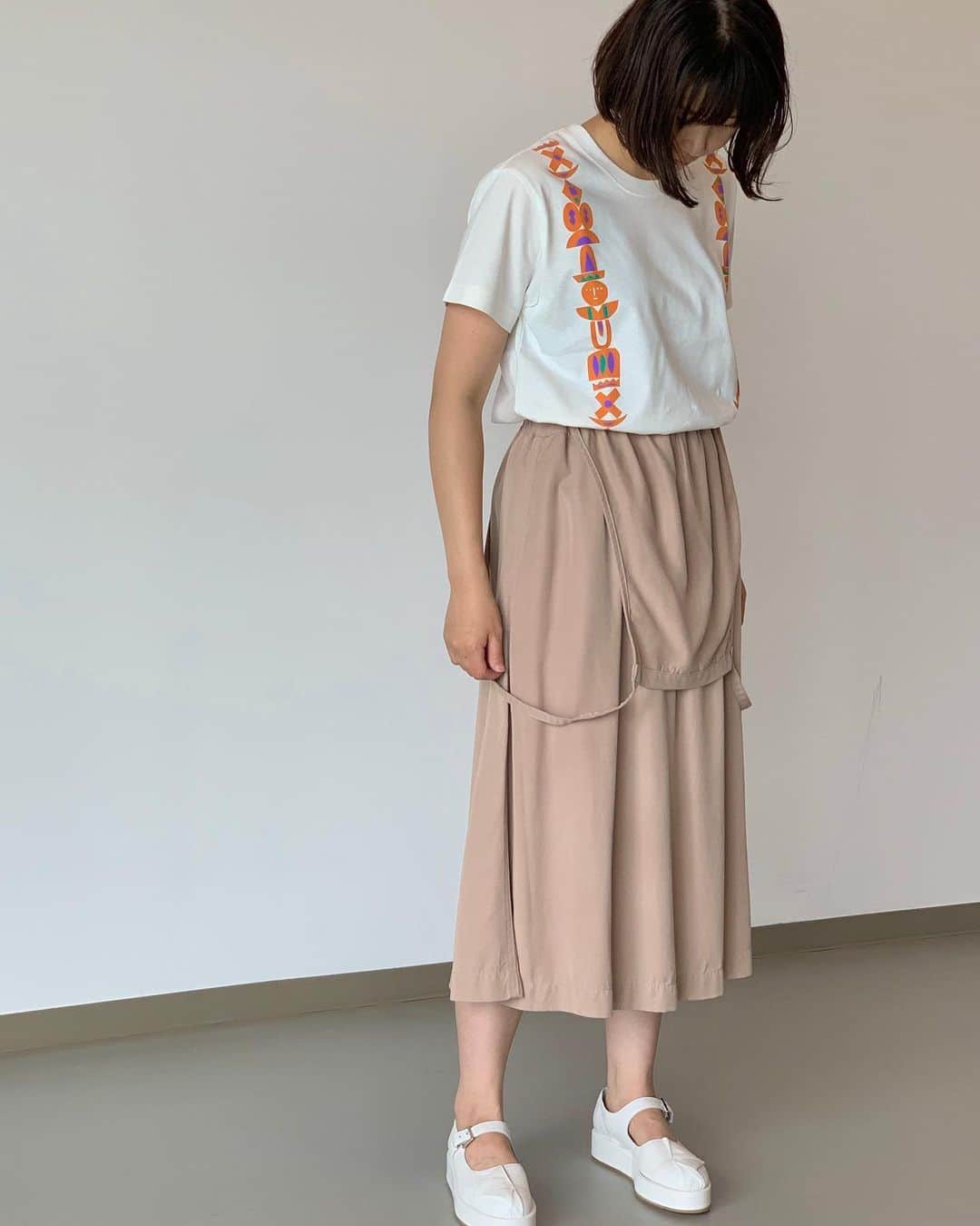ネ・ネットのインスタグラム：「【 smile T 】  SMILE”をイメージした切り絵作品をプリントした、男女で楽しめるデザインのTシャツ。 切り絵と木工のアーティストユニットCOZY FACTORYとのコラボTです。 COZY FACTORYとネ・ネットが共通してもつあたたかみのあるムードを、クラフト感のあるモチーフで表現してました。  Tシャツ ¥9,000+tax ビッグサークルT ¥9,000+tax  #ネネット #nenet #新作 #new #spring #summer #2020 #collection #fashion #tokyo #japan #大人カジュアル #大人ネネット #otona_nenet #cozyfactory #切り絵 #Tシャツ #コラボ」