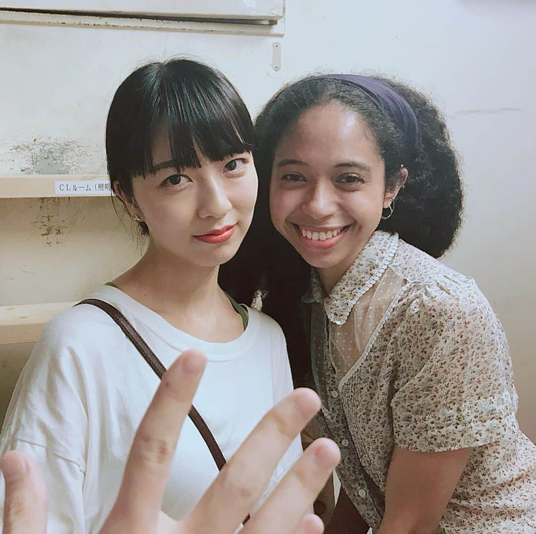 小島梨里杏さんのインスタグラム写真 - (小島梨里杏Instagram)「昨日の続きです。 . . 悩み不安を抱えながらも、勇気を出して発信してくれた私の大切な友達、しゃみ。写真の彼女が愛しのしゃみたんです。  彼女とは19歳の時に出会ったのでもう７年の仲。一緒に笑い転げてきたし、たくさん笑顔にしてもらってきたし、本や映画の解説してくれることもあったし、優しい言葉をたくさんかけてくれて救われたこともあったし、、なのに何も知らなかったんじゃないか…と喉が閉まる思いで今、います。  反省したし、 私も不安になりました。  思えば当たり前に仲良くしていたけれど、話題にしたこともなかった。しゃみは私が思いの丈を綴った文を送ったら、ありがとうって言ってくれました。こちらがありがとうなんです。  全てを分からなくとも、 知ってちゃんと考えて想像するだけで違うと思う。 . . . 正直、自分の目線だけだとしたら、どの人種がどうとかさえ何も思わず、対人間として生きてきた。(それさえも‘つもり’なのかもしれないし、見直さないといけないこともあると思う) . 心は平和かもしれない、平等かもしれない、けれど、たとえ対一で寄り添いができたとしても、結局広いコミニュティの中、世界の中でみたら力になれてなかったのかな、とか。  だから言動行動で示して、本当の意味で彼女の笑顔を、心を、守りたくなりました。 . . . 別のことに置き換えて考えてみた。  自分がいじめられていた時のこと、仲間外れにされた時のこと。私のちっぽけかもしれないそういった経験とは置き換えられないかもしれないけれど、たしかに友達や家族の存在、寄り添ってくれる人がいるだけで救いだった。けれど、その問題に対して、まず話ができてより救われるし、始まることもあって、さらにその友達や家族が、行動などで周りに示してくれることにはかなり救われたことがあった。  発言しないといけないのはこういう私みたいな人で、少しでも賛同してくれる人がいたら輪を広げて、本当の意味でみんなで手を繋げるやさしい世界を作っていきたいなって思ったの。 . . だからやっぱり微力だけれど、 他人事にはできず、発信することにしました。  みんなのきっかけになれたらいいな。  しゃみ。今はなかなか会えないけれど、会ったら全力でまたハグしよう。あいしてる。らぶ。 言葉にするのは難しい。言葉にすると難しい。でもせっかく言葉にできるなら言葉にしよう。 . . そもそも 『Blackout Tuesday』とは  米国時間の６月２日、ブラック・コミュニティへの連帯を示すため、黒人差別について学び、思考を巡らせ、行動を起こすことを呼びかけている運動のこと。「人種差別撤廃に思いをはせる日」なのです。  こちらに関しては 私も調べて引用させていただきました。 . . 🕊🖤」6月3日 15時59分 - r_riria