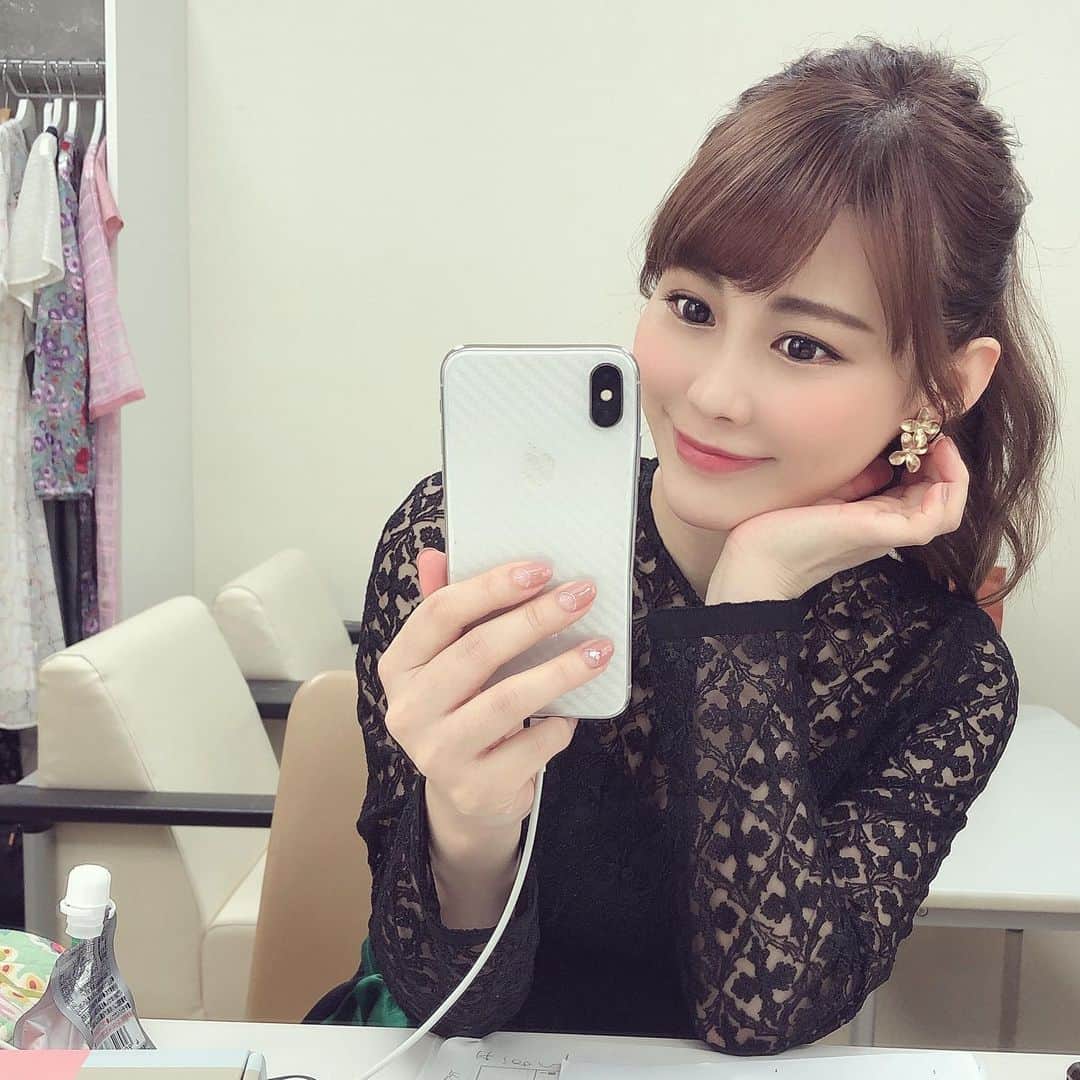 美馬怜子のインスタグラム：「これから収録です☺️💕 産後初なので、ドキドキしています！ . #仕事復帰 #久しぶりのヘアメイク #フジテレビ」