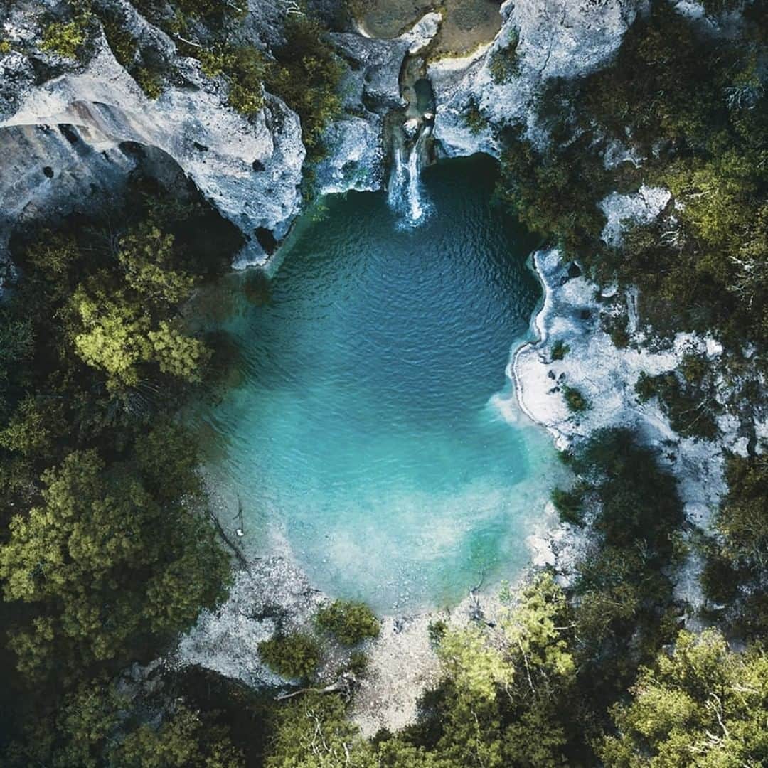 Melvita Officialのインスタグラム：「Aujourd’hui c’est mercredi ! 🙏 Qui dit mercredi dit milieu de semaine et donc plus que deux jours avant le weekend !  Je ne sais pas vous mais nous, on rêverait de se téléporter dans cette jolie photo de @julienloicgabriel 😍. Dites nous en commentaires votre programme pour cette fin de semaine ☀. #Melvita #mercredi #wednesday #evasion #landscape #paysage #ardeche」