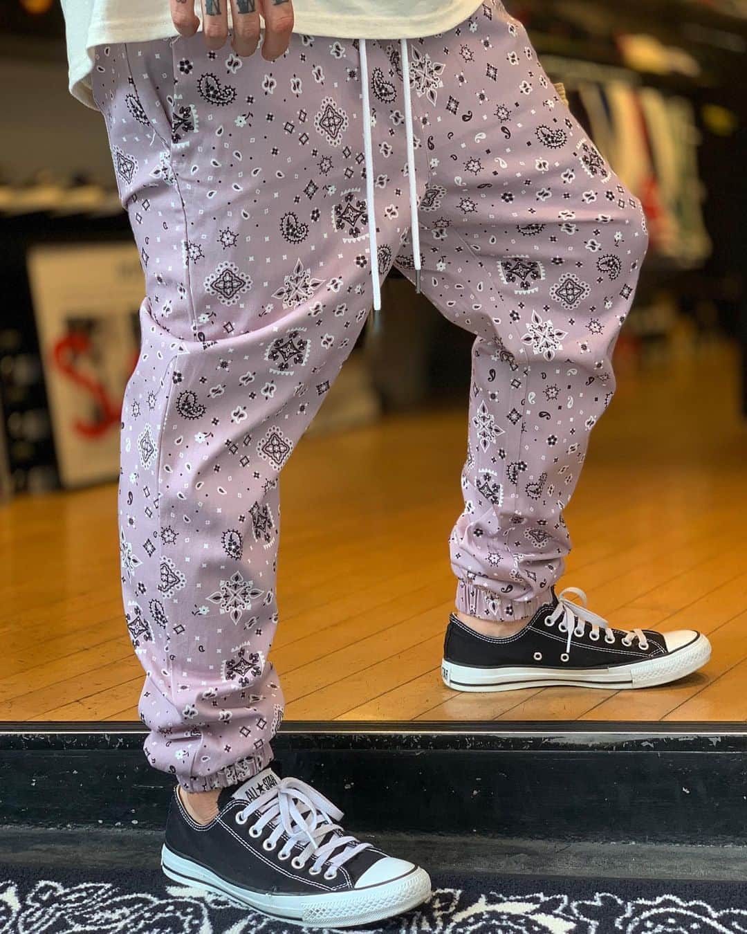 のインスタグラム：「#growaroundnewarrivals  ELWOOD TWILL JOGER PANTS ストレッチ素材で履き心地バッチリなJOGGER PANTS入荷してます👍 176cm 67kgでLサイズを着用してます🙌」