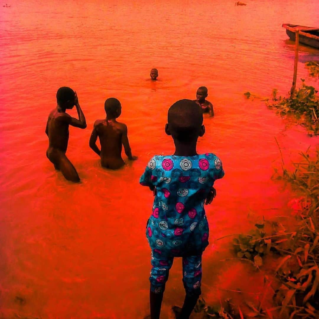 スージー・ロウさんのインスタグラム写真 - (スージー・ロウInstagram)「Waiting for a sea of vibrant change... ❤️🧡💛💚💙🖤💔 Storied these a while ago via @osengwa They’re by Nigerian photographer @ebuka__michael」6月3日 16時04分 - susiebubble