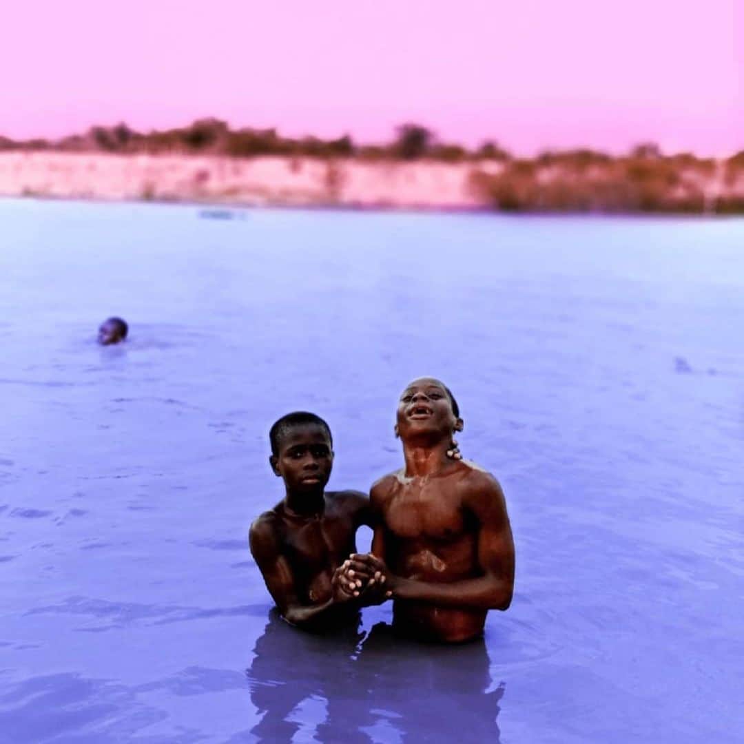 スージー・ロウさんのインスタグラム写真 - (スージー・ロウInstagram)「Waiting for a sea of vibrant change... ❤️🧡💛💚💙🖤💔 Storied these a while ago via @osengwa They’re by Nigerian photographer @ebuka__michael」6月3日 16時04分 - susiebubble