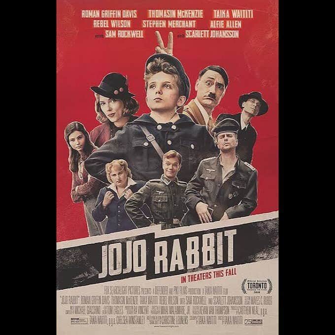若林時英のインスタグラム：「Jojo Rabbit  Taika Waititi  サムロックウェルが大好きなんです。 僕。 スリービルボードで初めて観てからのファンでサムロックウェルの映画はほぼ観ています。  アカデミー賞の脚色賞を取ったこの作品は第二次世界大戦中のドイツの話です。コメディで笑いが止まりませんでしたし、撮り方が昔の話を観ている雰囲気ではない撮り方でそこがこの作品に引き込まれるポイントでした。  サムロックウェルを是非見て欲しいです。  #ジョジョラビット」