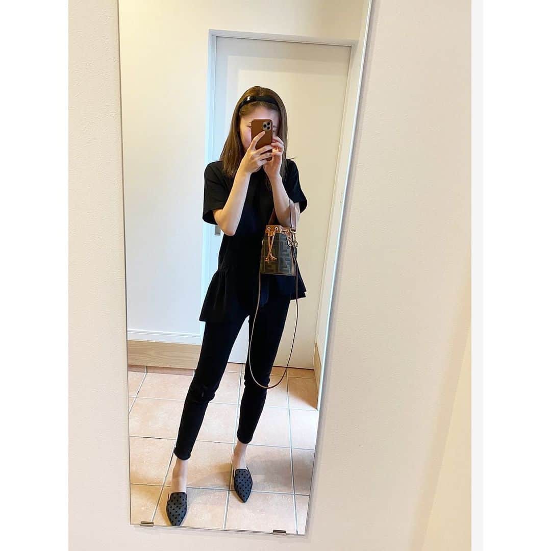 姫野れみのインスタグラム：「#remikode👗 昨日のリクエストでも頂いていたコーデ紹介を♡ この日は "全身ブラックコーデ🖤" 斜めにデザインされたTシャツと シースルーのドットサンダルがお気に入り♩♩ 全身ブラックにして柄のバックを持つのが好きです♡ ・ #fashion #ootd #cos #zara #fendi #diana #dianashoes #ferragamo #ファッション #コーデ #コス #ザラ#ダイアナ #フェンディー #フェラガモ」