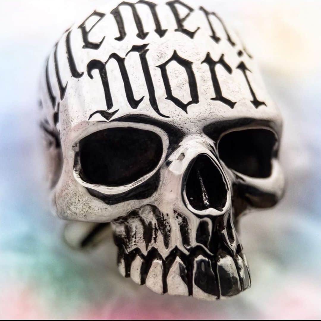 クレイジーピッグさんのインスタグラム写真 - (クレイジーピッグInstagram)「Memento Mori Skull Ring 💀😍 #skull #ring #silver #gothic #heavymetal #rocknroll #jewellery」6月3日 16時28分 - crazypigdesignslondon