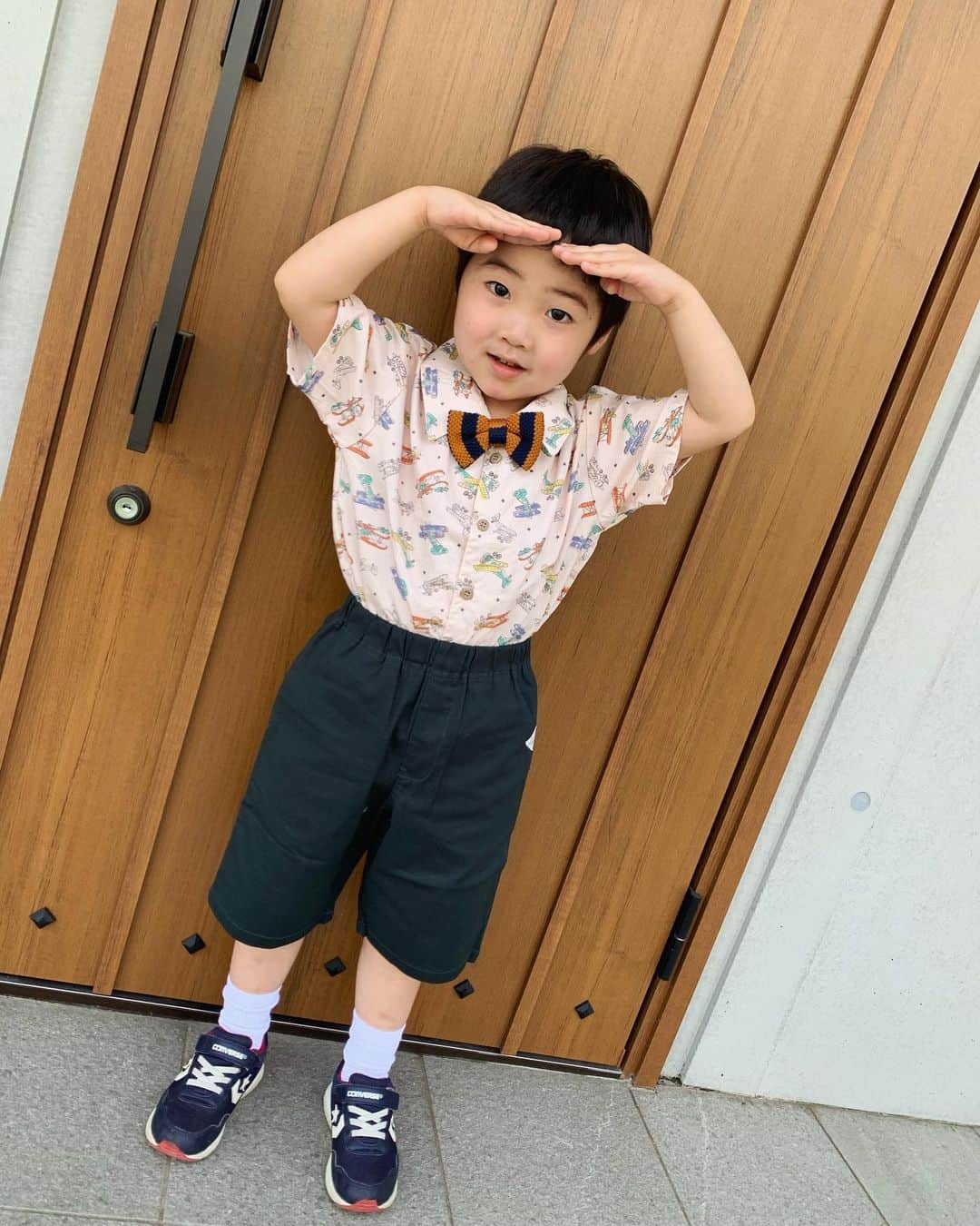 藍のインスタグラム：「今日は2ヶ月越しの幼稚園の入園式でした。  はよ幼稚園始まってーーーやなく、延期になって少しでも長く虎と過ごせてGは嬉しかった！！幸せやった！！毎日怒ってばっかやけど🙄 (私はGと呼ばれてます)  Gのが寂しい！！ 寂しくて泣きそうや！！ 園長先生が言ってた。後ろ髪引かれる思いかもしれませんがお別れは素早く、、、無理！絶対無理ちゃうの🤣  幼稚園。 初めて社会に出るんやね。 そうやって繋いでた手離して、一歩一歩自分の足で歩いて、いつか巣立つ日が来るんやね。  ドバアアアアアアア😭😭😭 笑  毎日お弁当、送り迎え、頑張る！！ うちのが心の準備できてなくて張り裂けそうやけど、毎日笑顔でいってらっしゃいとおかえりできるようにします！！ どうか楽しくて大好きな場所、先生、お友達で溢れますように✨  虎、入園おめでとう😊」