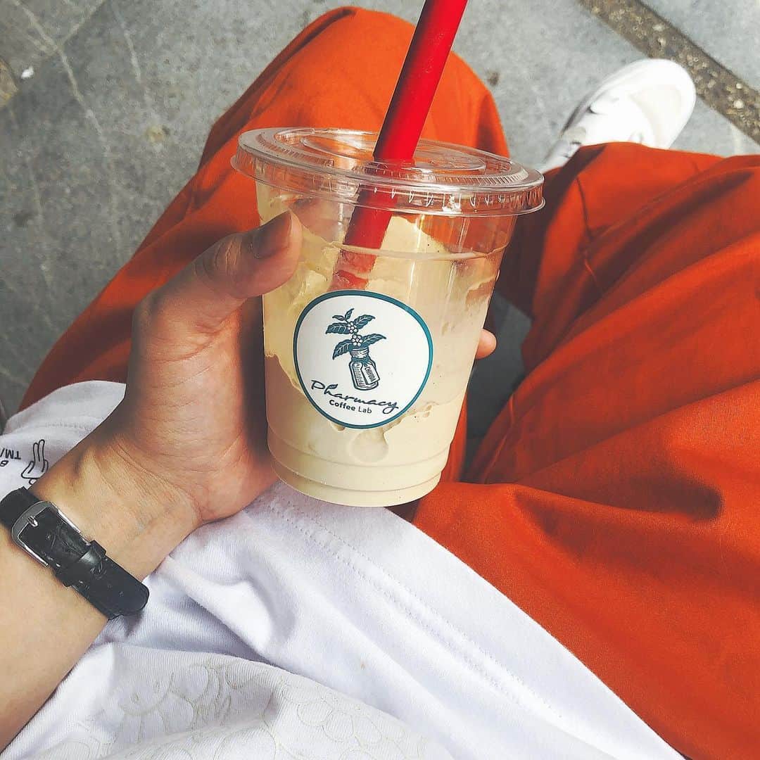 矢方美紀さんのインスタグラム写真 - (矢方美紀Instagram)「なるべく歩いて移動してるけど マスクは本当暑くて暑くて、、😿 今日はおやつにコーヒーシェイク ひとり椅子に座ってまったり飲んで帰宅 @pharmacycoffeelab」6月3日 16時26分 - miki_yakata