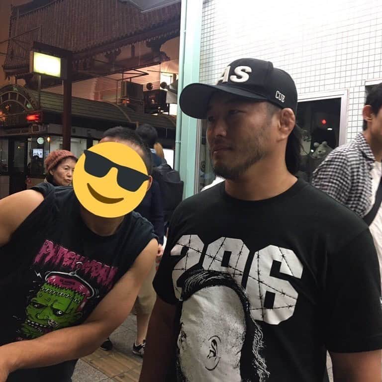 GOSAMARUのインスタグラム：「今日は青木先輩の一周忌。 去年はアキレス腱切って呆れられたけど今の僕はどう見てるのかな？？ てめぇまだまだって怒ってるのかな(笑) 先輩にいい報告が出来るようこれからも頑張って行こう。 先輩見ててくださいね。 皆さん今日だけは思い出してくれたらと。  そして、もう1つだけ！ これは、あくまで僕の思いだけなので。 先輩の隣にいた人達といつか戦ってみたい。 プロレスラー青木篤志を体感してないから隣にいた方たちに教えてもらいたい。 いつか・・・ 独り言でした。  #東実魂 #rd_pw #GOSAMARU #青木篤志」