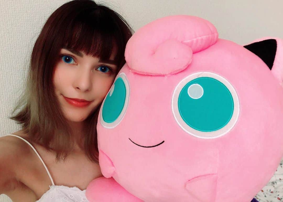 ケリーアンのインスタグラム：「おめめ おなじいろ  初めてアシストのオリジナルカラコン Cotton Candy / ソーダポップ 使ってみた〜良き〜✨ ちょっと宅コスしたから勿体無くてwまだつけたまま👀  @kelly4otaku コスプレ垢」