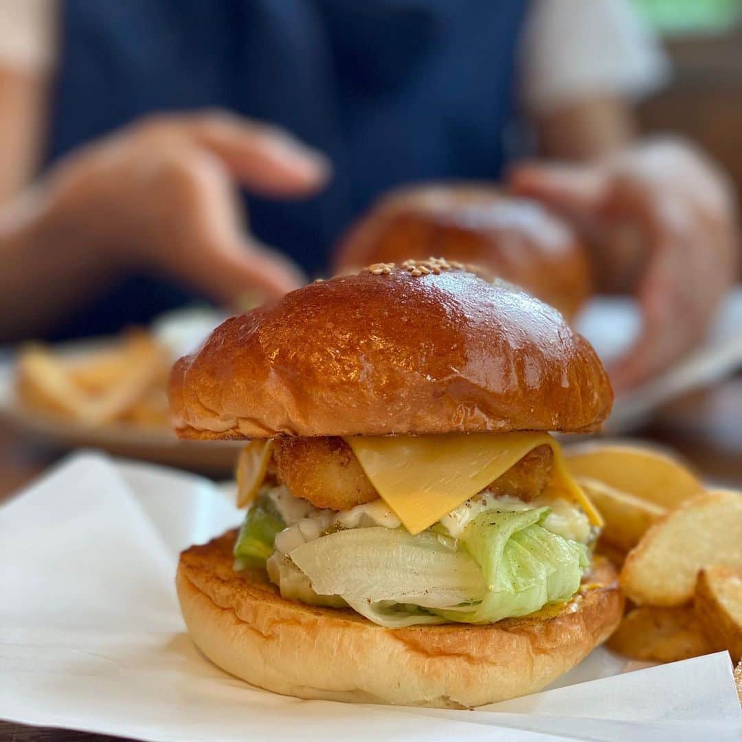 木本泉さんのインスタグラム写真 - (木本泉Instagram)「-﻿ ARMSのハンバーガー🍔﻿ ﻿ ﻿ やっと食べに行けました😋﻿ ﻿ ここのフィレオフィッシュが美味しいんだな👍﻿ ﻿ #代々木公園#ARMS#ハンバーガー」6月3日 16時45分 - izumikimoto