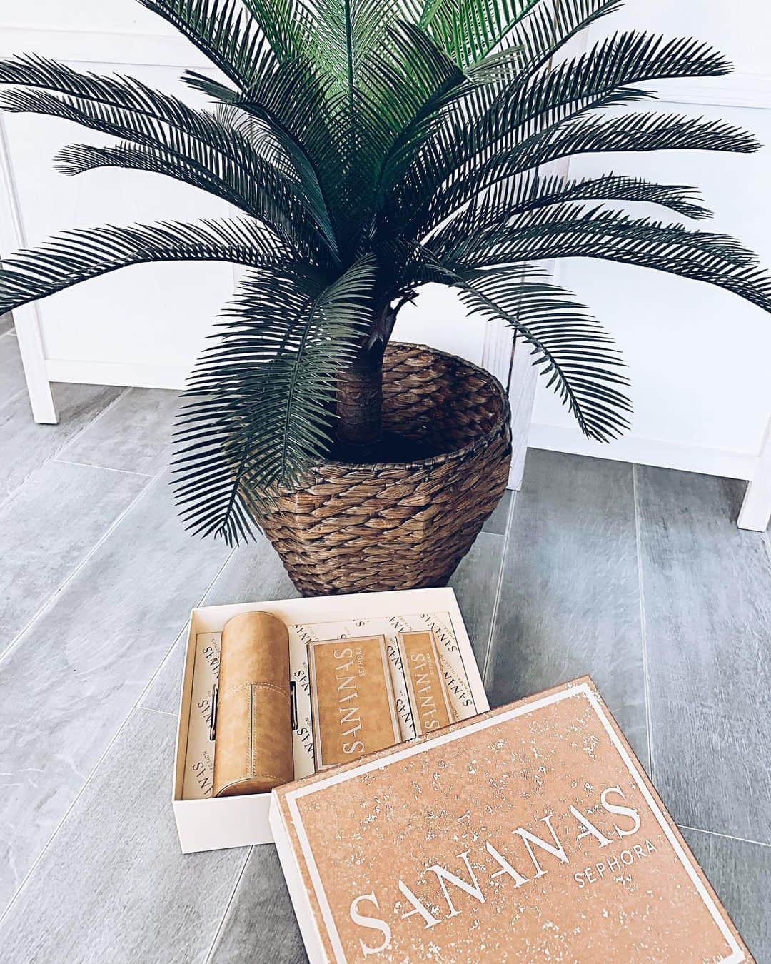 sananasのインスタグラム：「INTERNATIONAL GIVEAWAY 👩🏻🧑🏼👩🏾‍🦰👩🏿‍🦱 ! J’avais envie de vous donner un peu de baume au cœur ce matin ... Avec tout ce qu’il se passe dans le monde le cœur est lourd mais la solidarité que j’ai vue ces derniers jours m’a beaucoup émue 💚Merci mes ananas, merci à tous ceux qui font de leur mieux pour rendre le monde meilleur. Ce n’est pas le plus fort ni le plus riche qui est un héros, c’est le plus juste, celui qui aide son prochain mais aussi celui qui n’arrive pas être heureux en voyant la souffrance autour de lui✊🏻✊🏼✊🏾Nous pouvons toujours faire quelque chose, ne l’oubliez pas et apprenez le autour de vous 🙏🏻 Ce matin avec @sephoracollection on a décidé de faire gagner à 10 d’entre vous cette box qui contient toute ma collection qui est en rupture de stock. Cette une box qui avait été envoyée aux youtubeurs et à la presse mais j’avais demandé à Sephora de m’en mettre de côté pour vous parce que vous êtes ceux qui me soutiennent chaque jour et à chacun de mes projets et je vous en serai éternellement reconnaissante ma Sananas Family 💚 Il est ouvert pour tout le monde, peu importe où vous vous trouvez sur le globe 🌎 On vous l’enverra parce que notre famille ne s’arrête pas à la frontière Française et je sais que beaucoup ont été déçus de ne pas trouver cette collection dans leur pays.  Pour participer il vous suffit : .1 D’être abonné à mon compte Instagram et à celui de @SephoraCollection (je vérifie toujours 🤓) ✅ .2 Liker cette photo ✅ .3 D’activer les notifications pour mes posts Instagram (je vous explique comment faire tout en bas mais je vous demanderai la capture d’écran 😉) ✅ .4 De me laisser un commentaire avec un mot pleins de bonnes vibes (exemple : Amour ou Ensemble ou Paix ...) ✅ Vous avez jusqu’à dimanche 23h59 pour participer !  GOOD LUCK 🍀 ▪️Pour activer les notifications il vous suffit de cliquer sur les trois petits points qui se trouvent en haut à droite de ce post et de cliquer sur “activer les notifications ...”(si vous êtes sur iPhone). Si vous êtes sur Android vous devez avoir la même chose ou quasiment mais il faut être sur une photo publiée et aller dans les réglages.」