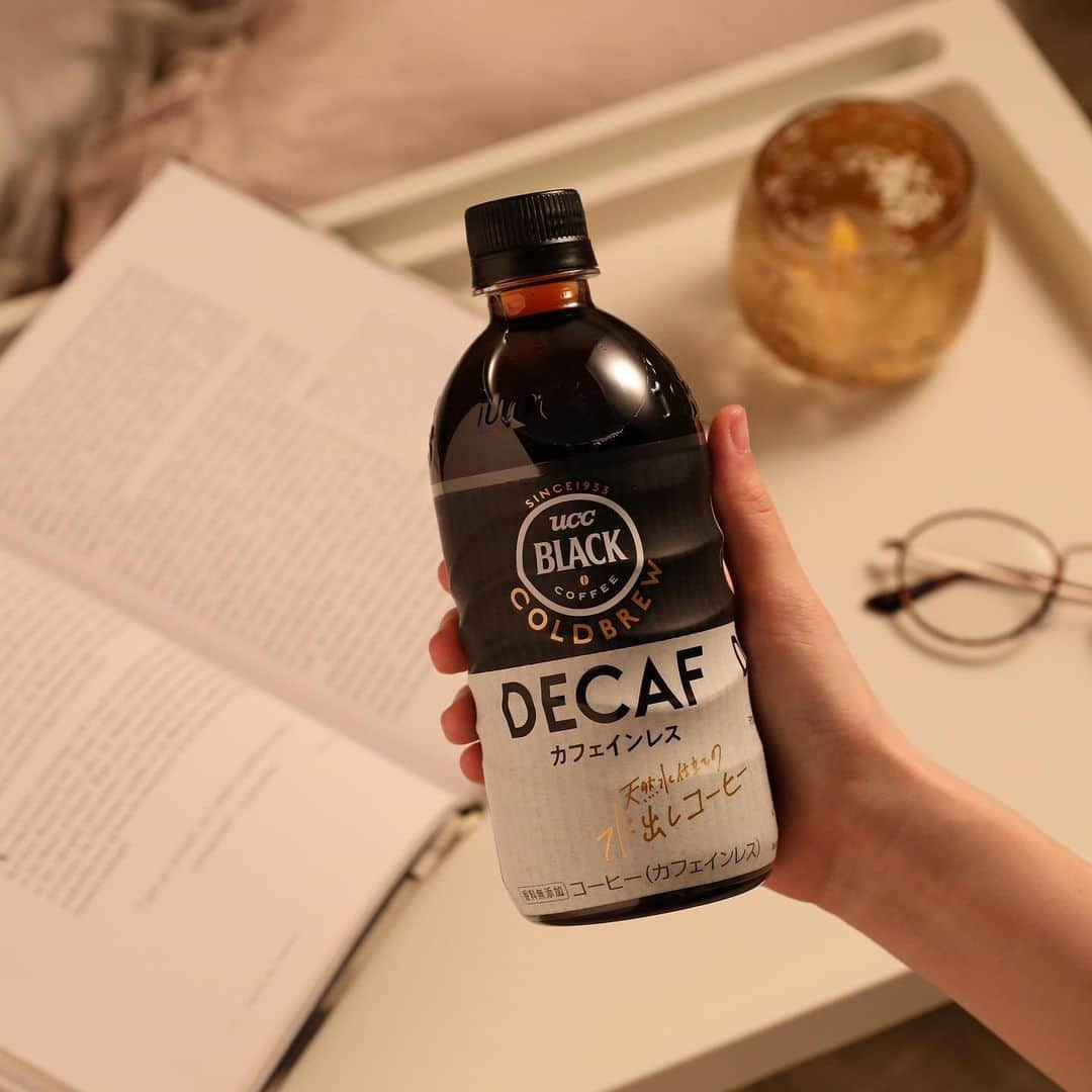 UCC上島珈琲さんのインスタグラム写真 - (UCC上島珈琲Instagram)「.﻿ ＼BLACK COLDBREW DECAF発売✨／﻿ ﻿ デカフェのブラックコーヒー「BLACK COLDBREW DECAF」が登場😳❗️﻿ ﻿ デカフェならカフェインの摂りすぎを気にせず、好きなだけコーヒーを味わえます♪﻿ カフェインレスなので、就寝前でもOK🌟﻿ おやすみ前もコーヒーと一緒にリラックス☕️﻿ また、妊娠中や授乳期の方でもコーヒーを楽しめます☺️﻿ ﻿ どんなシーンでも、デカフェで気兼ねなくコーヒータイムを楽しみましょう💕 ﻿ ﻿ #BLACKCOLDBREWDECAF﻿ #BLACK無糖﻿ #デカフェ﻿ #カフェインレス﻿ #ブラックコーヒー﻿ #香料無添加﻿ #天然水﻿ #水出しコーヒー﻿ #ドリップ﻿ #リラックス﻿ #アイスコーヒー﻿ #コーヒー﻿ #コーヒーブレイク﻿ #コーヒータイム﻿ #家淹れコーヒー﻿ #コーヒーのある暮らし﻿ #コーヒー好きな人と繋がりたい﻿ #コーヒー大好き﻿ #コーヒー豆﻿ #コーヒー部﻿ #coffee﻿ #coffeetime﻿ #coffeelover﻿ #coffeegram﻿ #coffeestyle﻿ #ucc﻿ #ucc上島珈琲 ﻿ #uccコーヒー」6月3日 17時00分 - uccueshimacoffee