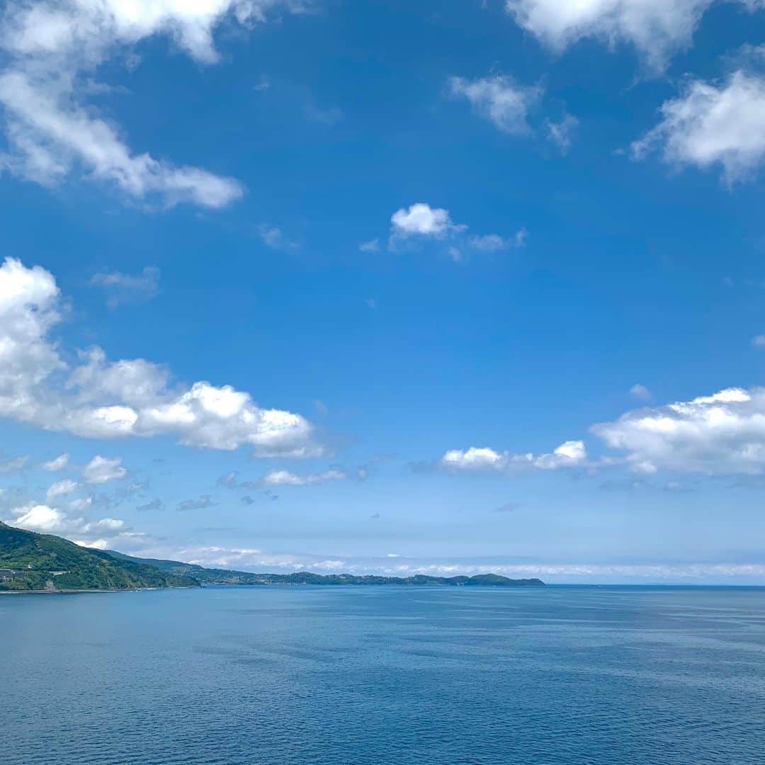 ホテルニューアカオ　熱海温泉＆リゾートのインスタグラム：「ホテルニューアカオ、ロイヤルウイング共に6月6日から営業を再開いたします‼️ 営業再開後は様々な感染防止対策を実施してまいります。 【ホテル館内の主な取り組み】 ▪️当面の間はご来館いただくすべてのお客様に検温の実施を致します。 37.5℃以上のお客様(ご同行者様も含む)には、宿泊日の変更をお願いいたします。 ▪️お客様が滞在いただく客室はもちろん、シャトルバスやエレベーターなど手の触れる部分に対し、次亜塩素酸水などを使用し定時で消毒を実施します。 ▪️ご滞在中はマスクを着用しソーシャルディスタンスの確保をお願いいたします。館内にいる全スタッフもマスクを着用させていただきます。  詳しくはアカオリゾート公国公式ホームページをご確認ください。  皆様のご理解とご協力をお願いいたします。」