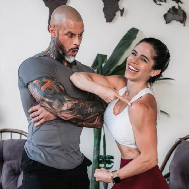 Michelle Lewinのインスタグラム：「Up for for a dang good workout? But the gym is closed and even a multi-function workout machine takes up too much space at home?😖 So how do we solve this?🤨 For now, there is only one way: the fun way🥳 And it's an effective one. So bingo! -Triceps for one / Shoulders for the other. Complete the full routine, and then switch🔁 Two muscle groups per day is a very good option.  Exercise number: 1️⃣12 repetitions / 4 sets 2️⃣10 repetitions / 4 sets 3️⃣10 repetitions / 4 sets 4️⃣12 repetitions / 4 sets -Realistically, the first set you both do is a try-out / warm-up set to get the balance, resistance and the range spot on. So always add one extra set (if you need to, I’m not forcing you in any way but quite statistically, you will🙈  Workout options for specific muscle groups are many, but the good ones might be hard to find. I hope this helped you guys to get the feeling of "YES, this was a good one" and had a few laughs during the sets. -Feel free to train with me or @Jimmy_Lewin as your personal trainer on any of our workout programs on the app Fitplan (English & Spanish) Download the app (for free) from my website, the link is in my bio here, and let’s get you going... -Are you with me? Let’s do this! ✔️Outfits from @one0one_101 ✔️Video by @maitieproductions & @Jimmy_Lewin」