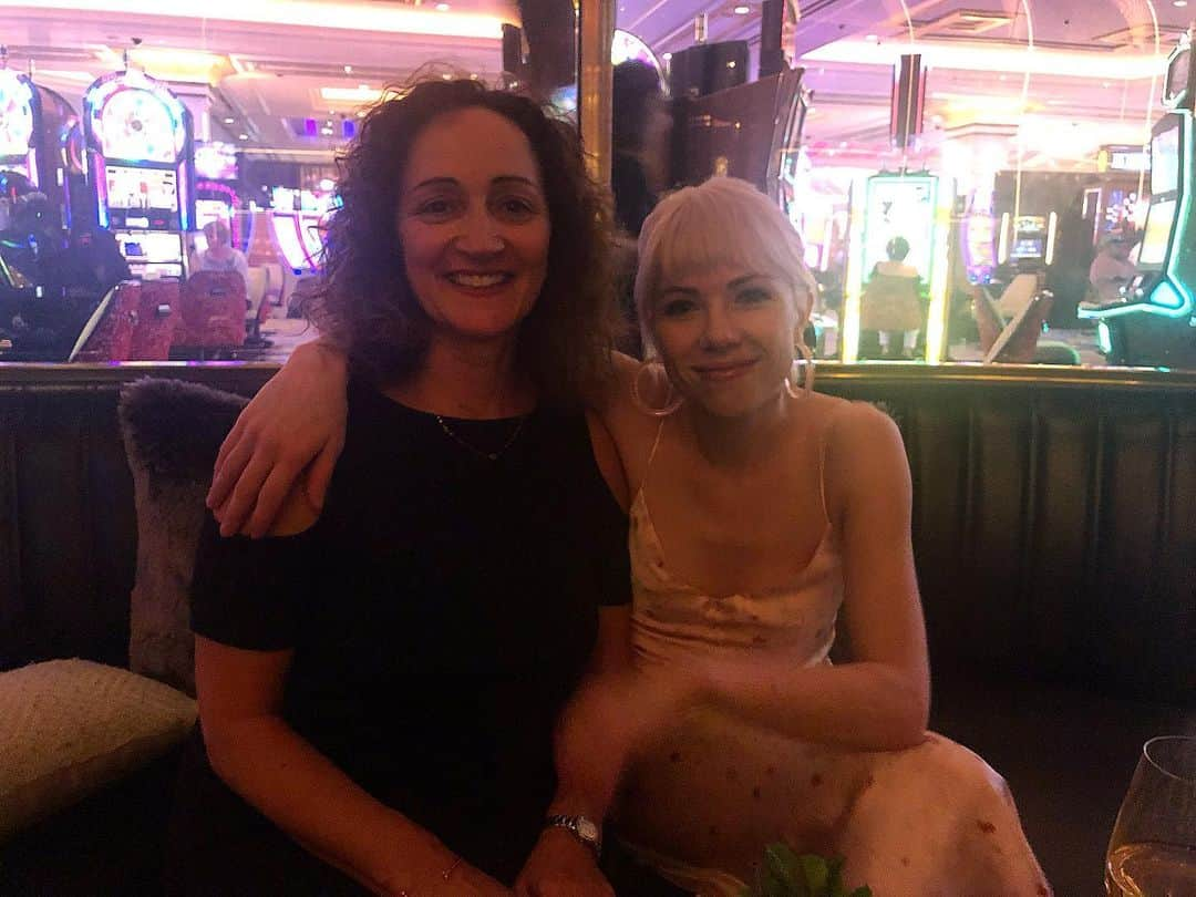 カーリー・レイ・ジェプセンさんのインスタグラム写真 - (カーリー・レイ・ジェプセンInstagram)「Patty! ❤️ Happy Step- Mother’s Day. Remember when we won 5 dollars in Vegas? Love you.」5月11日 0時41分 - carlyraejepsen