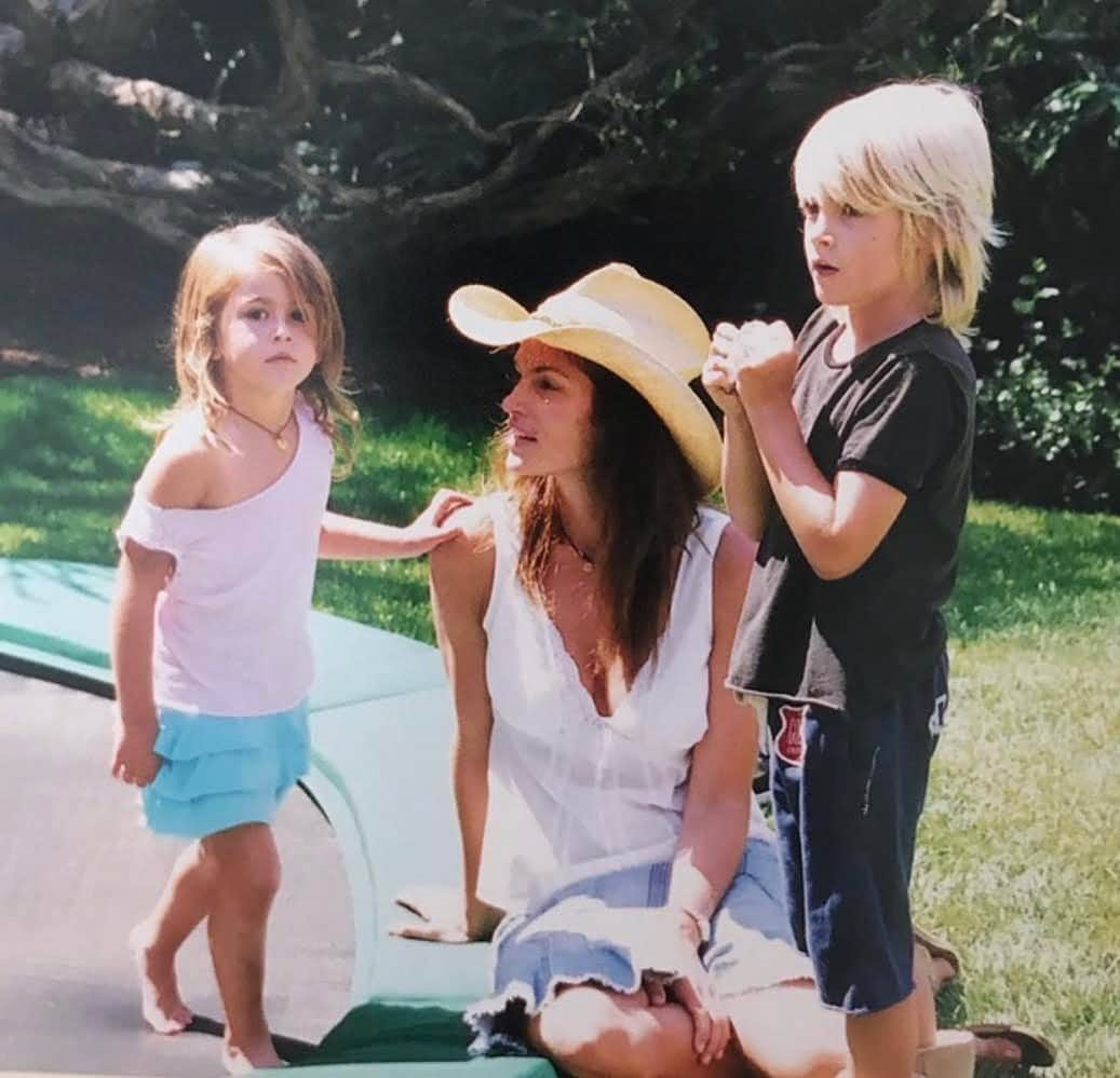 シンディ・クロフォードさんのインスタグラム写真 - (シンディ・クロフォードInstagram)「@presleygerber and @kaiagerber... as the years pass (too quickly!) my love for you both continues to grow. Each of you inspire me and teach me and I’m proud of you both and the adults you are becoming. Thanks for making my lifelong dream of being a mom come true!」5月11日 0時46分 - cindycrawford