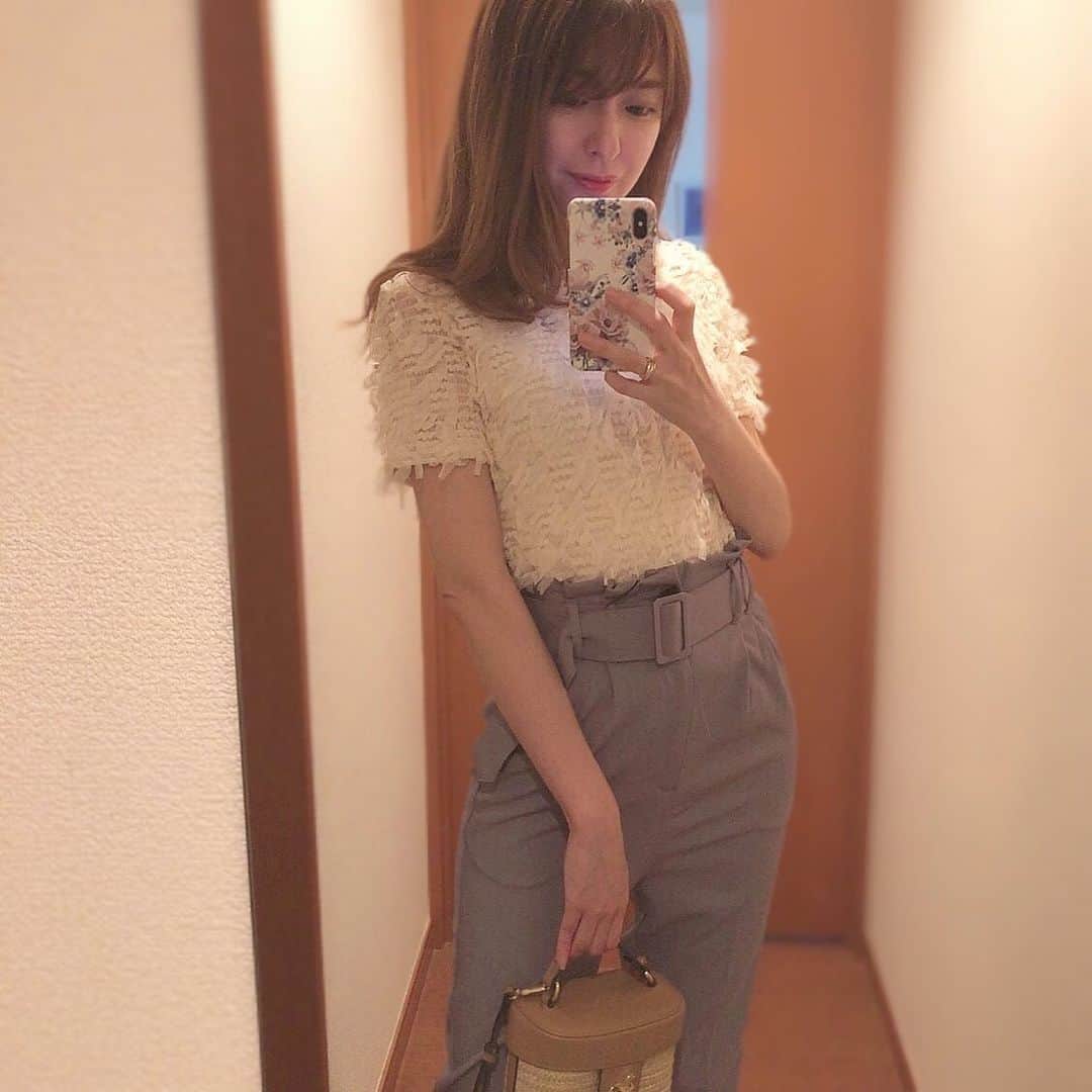 菊池かなこのインスタグラム：「👗𝑓𝑎𝑠ℎ𝑖𝑜𝑛👠 . この前載せたGRLのパンツの色違い☺︎ キレイなブルーグレーみたいな色✨ ウエストがギャザーで ボリュームあるところが好き🕊 . . 👚 @zara 👖 @grl_official 👠 @vivian_collection_official . . ୨୧┈┈┈┈┈┈┈┈┈┈┈┈┈┈┈┈┈୨୧ #fashion#グレイル#GRL#夏コーデ #テーパードパンツ#パンツコーデ #プチプラファッション#プチプラコーデ #ザラジョ#ザラ#ザラジョコーデ #vivianコーデ#vivian公式アンバサダー」