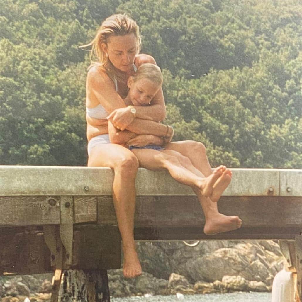ベアトリーチェ・ヴィオのインスタグラム：「Tanti auguri a tutte le donne che fanno il mestiere più difficile del mondo 💕. Sappiate che anche se non lo dimostriamo, noi figli siamo gli esseri più felici del mondo grazie a voi 🥰. #FestaDellaMamma #HappyMothersDay」