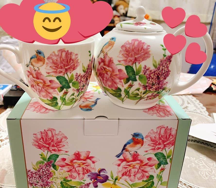 有馬綾香のインスタグラム：「無事当日届いたみたいで良かった🥰  #母の日 #プレゼント #幸せの青い鳥」