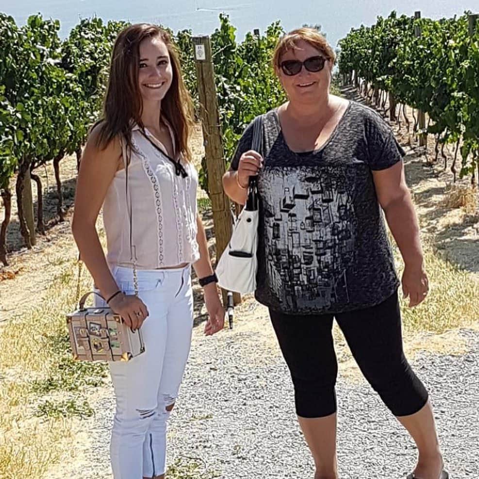 ケイトリン・オズモンドのインスタグラム：「Happy Mother’s Day to my favourite mom... even though I might be a little biased.  She’s always been my biggest supporter and the person that understands me the most.  Thank you for encouraging me to follow my dreams (even if that means crying on tv), for letting me travel the world and for traveling with me sometimes. And thank you for helping me discover the wonderful world of wine! No words will ever express what you’ve done for me. No one is quite like you 🥰 . . . #happymothersday」