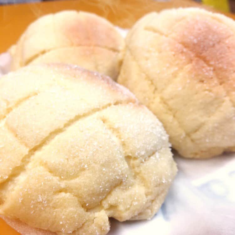 兵頭彰のインスタグラム：「本日は大好物のメロンパンをこしらえました🍈 明日の朝が楽しみです😋  #bjw  #大日本プロレス #大日道場飯」