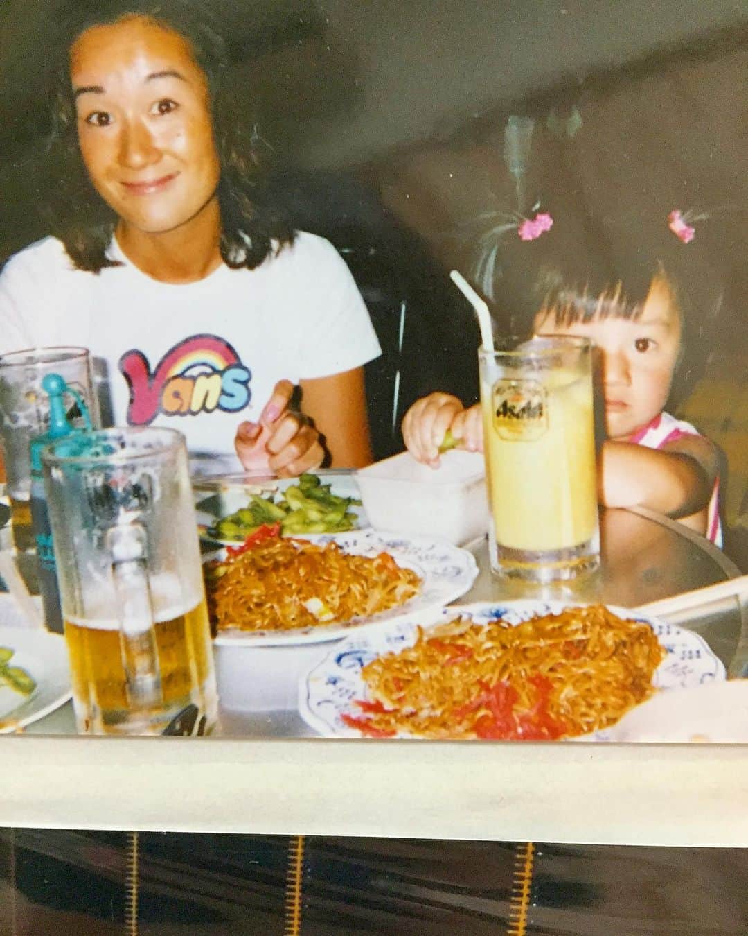のインスタグラム：「Mother'sDay💐 いつまでも、ままの幸せがえりの幸せだよ。 えりのままでいてくれてありがとう。 愛情いっぱいえりのこと育ててくれてありがとうね。 喧嘩してもいつの間にか仲直りして、 泣く時は一緒に泣いたりもしたよね。 学生の頃、恋愛相談もしたりして、 こんなに友達みたいな親子でいることに 周りにびっくりされたくらい。 えりも凛と廉とままとの関係みたく 親であり、それ以上に友達でありの関係を 築きたいと心から思ってるよ。 アクティブすぎるままが本当に大好き。 本当に手のかかるままだけどそれも可愛いのよ。 ずっとこの先も大好きだよ💓  #mothersday#0510」
