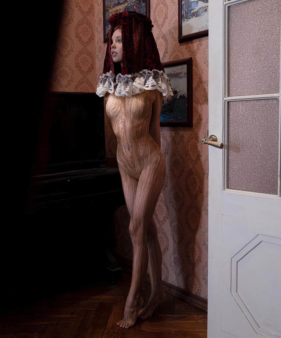 エリーナ・シェンドリンのインスタグラム：「This is my home, and it's fine.  Wardrobe by Dad Body art @eliseevalab  Pillows and floor lamp @dvoychenkovaaa x @sheidlinart」