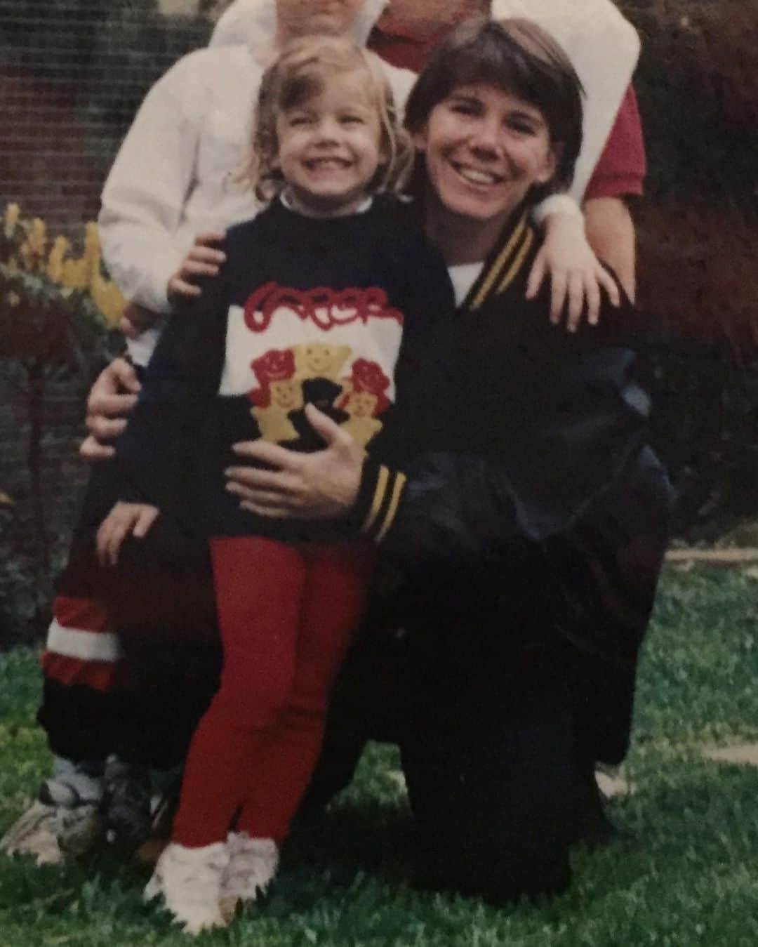 のインスタグラム：「minha mãe não é só minha mãe. é mãe do Marcos, antes de mim, dos amigos do Marcos, antes de mim, dos meus amigos, depois de mim, e de muitas outras pessoas que eu conheço, e algumas que eu nem conheço. ela é a personificação da maternidade, com toda a complexidade e os esforços que a palavra implica. não tem uma pessoa que me encontre, quando fica sem me ver um tempo, que não me pergunte: “como tá a sua mãe?” imediatamente após me perguntar como eu estou. todo mundo tem uma história pra contar da Tia Adriana, de como ela ajudou, cuidou, ouviu, aconselhou. ela é bem assim: do bem. é teimosa e se cobra demais, puxou a filha. mas é do bem. mesmo quando as pessoas perdem todas as esperanças, ela é esse anjinho de luz que ilumina tudo. ela sabe fazer isso como ninguém mais. minha mãe tem uma história de vida muito intensa, é uma das pessoas mais fortes que eu conheço e tenho um orgulho dela imenso.  mãe, te amo ao infinito e além ♥️」