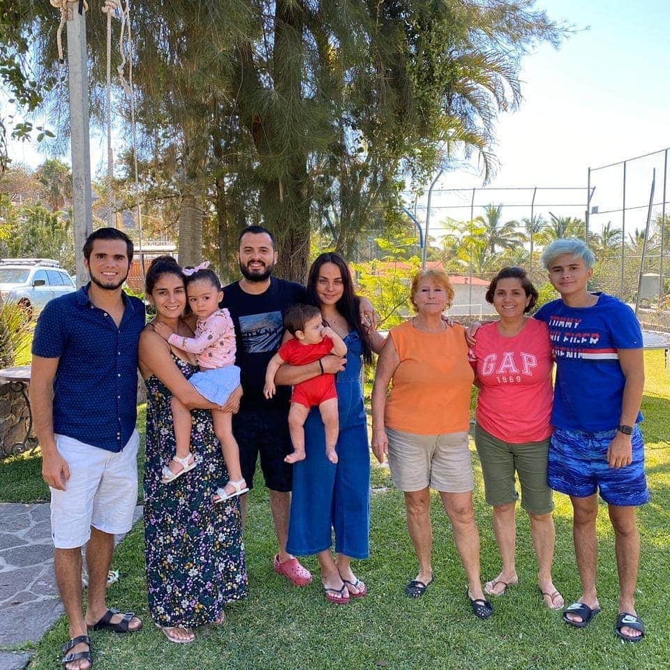 イヴァン・ガルシアのインスタグラム：「Feliz día de las madres, gracias por darnos la vida y enseñarnos en camino, son maravillosas❤️ Disfrutemos este día con ellas y llenemos las de mucho amor.. Gracias por existir. Te amo mamá, te amo. Pao, te amo. Abuela ❤️❤️ #felizdiadelamadre」