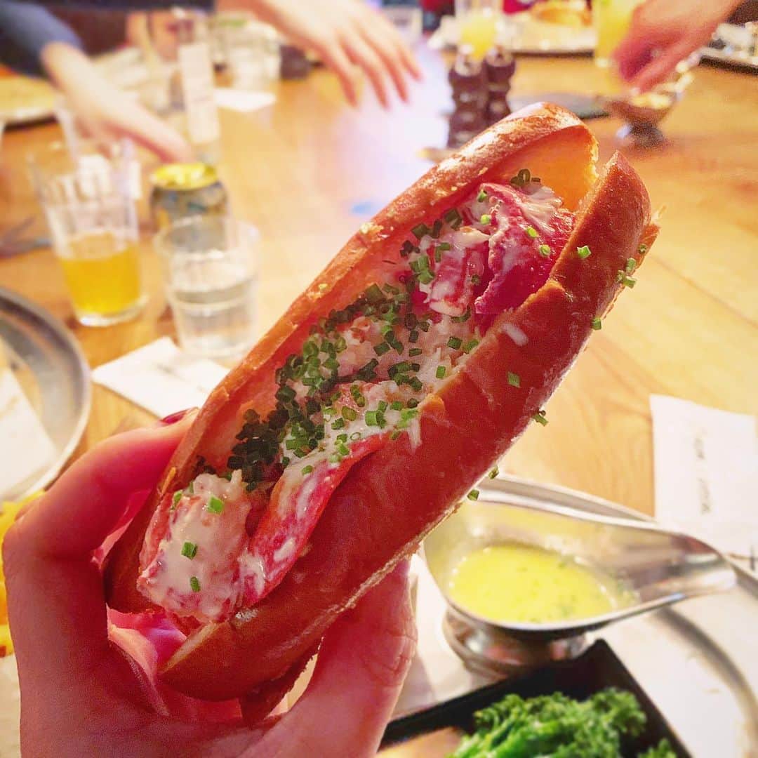 Eat With Steph & Coのインスタグラム：「Lobster roll @burgerandlobster. Just 2 months ago I had the most efficient service at the Threadneedle branch for our work lunch (everything came in 10m). + the lobster roll was on point as always! Although I did find on my next visit the standard whole lobster wasn’t as flavourful as before ... 🤔 lobster roll is still 💯 📷: @mchan4b #foodie #foodstagram #toplondonrestaurants」