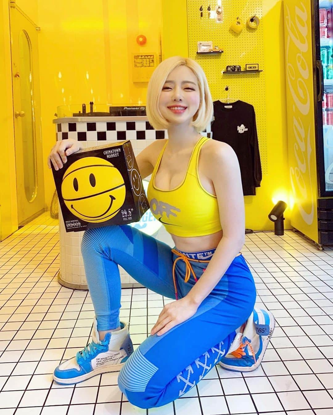 Dj Sodaさんのインスタグラム写真 - (Dj SodaInstagram)「Let’s smile~😁💛💙」5月11日 1時28分 - deejaysoda