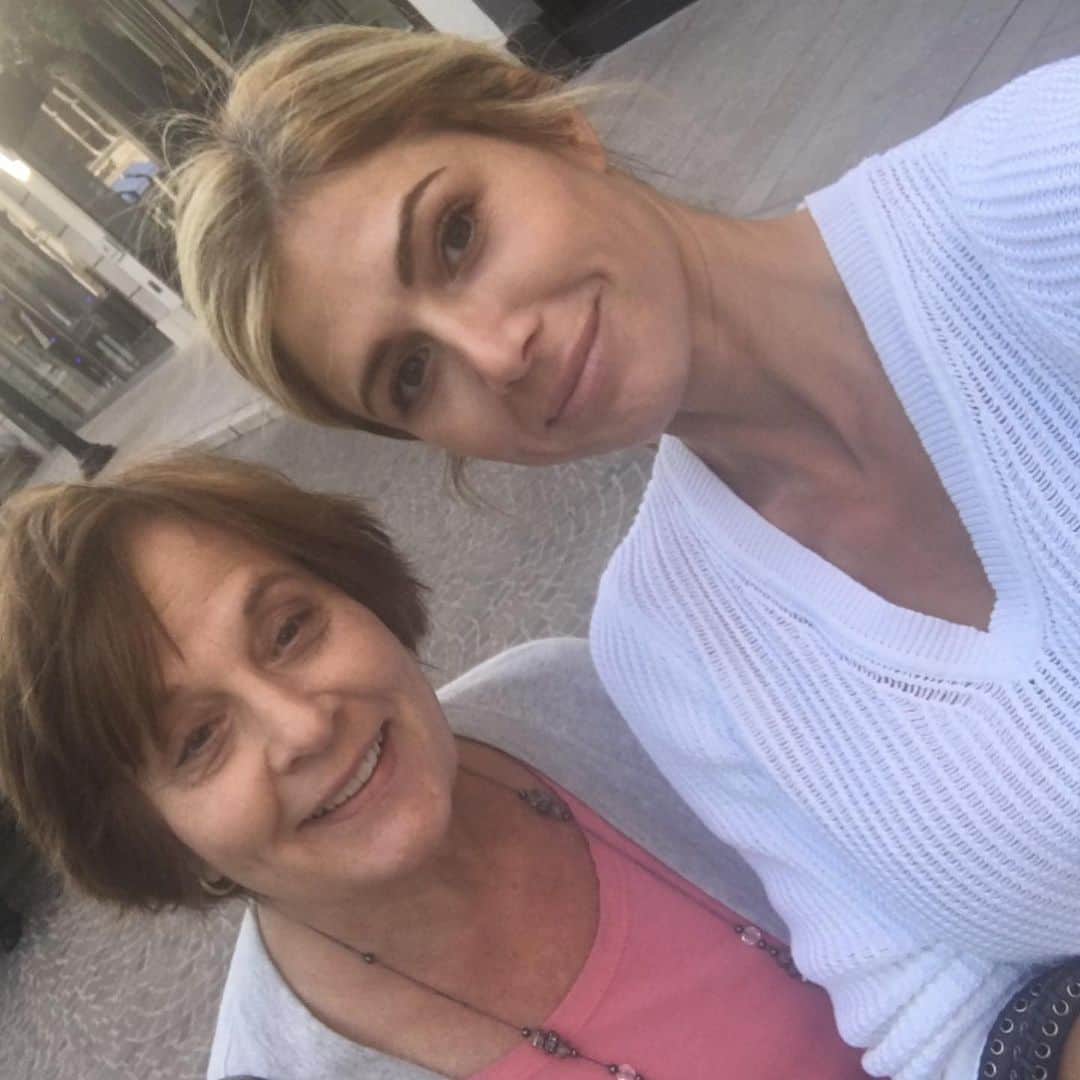 トリー・ウィルソンのインスタグラム：「. Happy Mother’s Day to ALL Moms! Human Moms, Pet Moms, even Plant Moms. 🤷🏼‍♀️ . This day can be hard for many who don’t have their Mom or are not a Mom & want to be. I’m sending you extra special love from afar. ❤️🙏🏽 .」