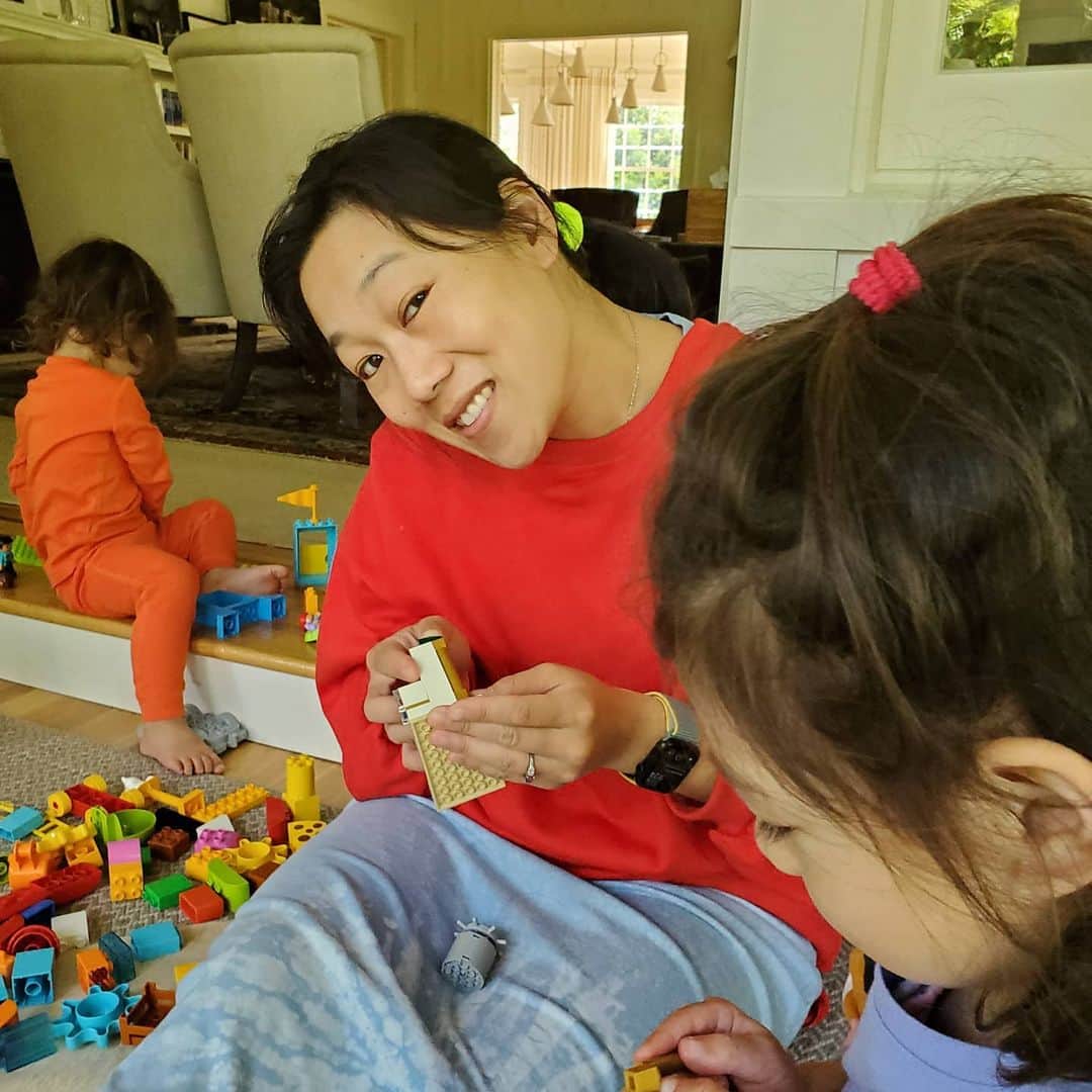 マーク・ザッカーバーグのインスタグラム：「Happy Mother's Day! A big thank you to all the moms out there who have poured your hearts and hard work into nurturing your children to create a better future for them and all of us.」
