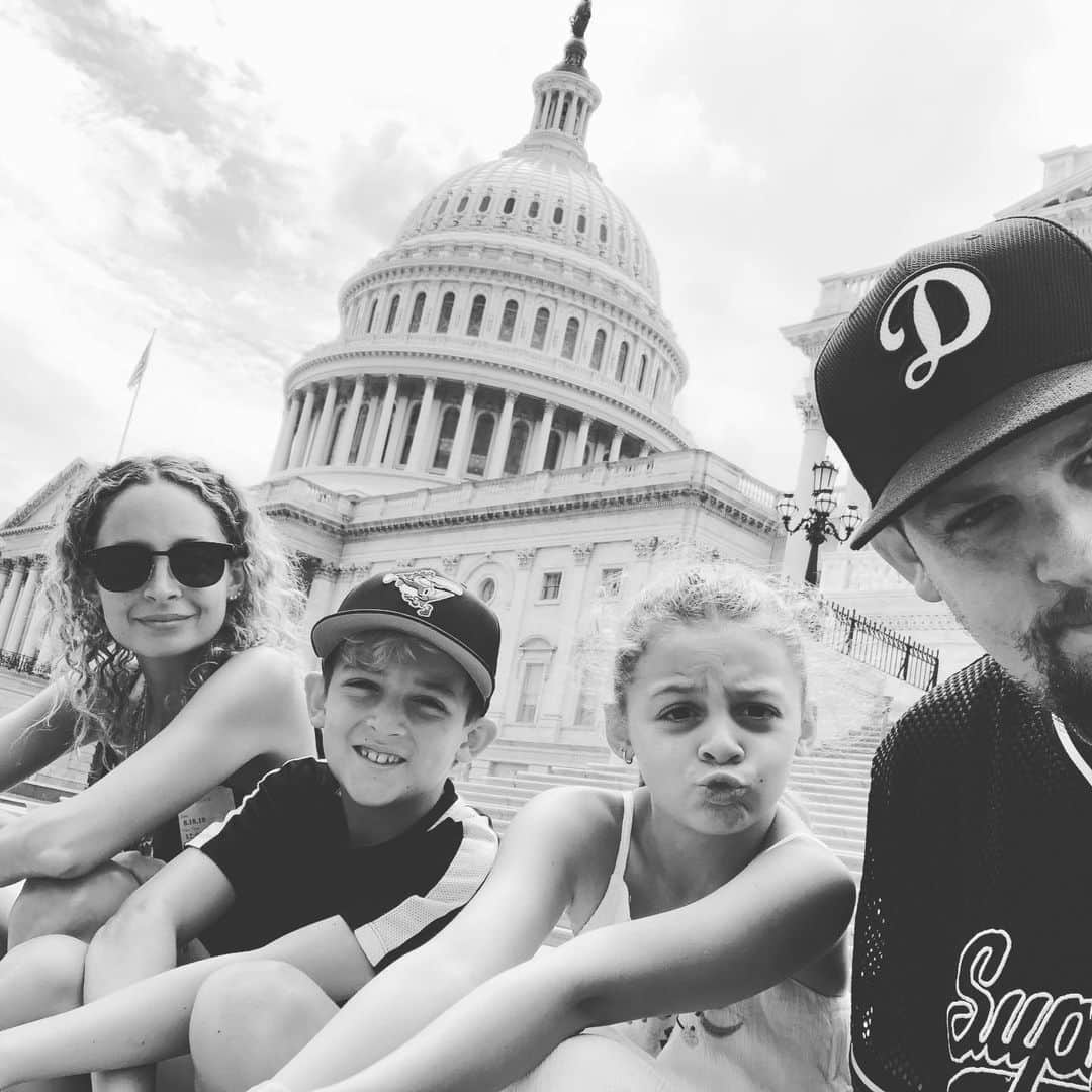 ジョエル・マッデンのインスタグラム：「Happy Mother’s Day to one of the best to ever do it, Nicole we love you and I Thank you. You take care of us all, and you make our house a home 👑❤️And To all the moms out there holding it down for your families in these difficult times, we all say thank you and we hope you are getting all the flowers today, you deserve them💐🌺🌸🌼🌻🌷」