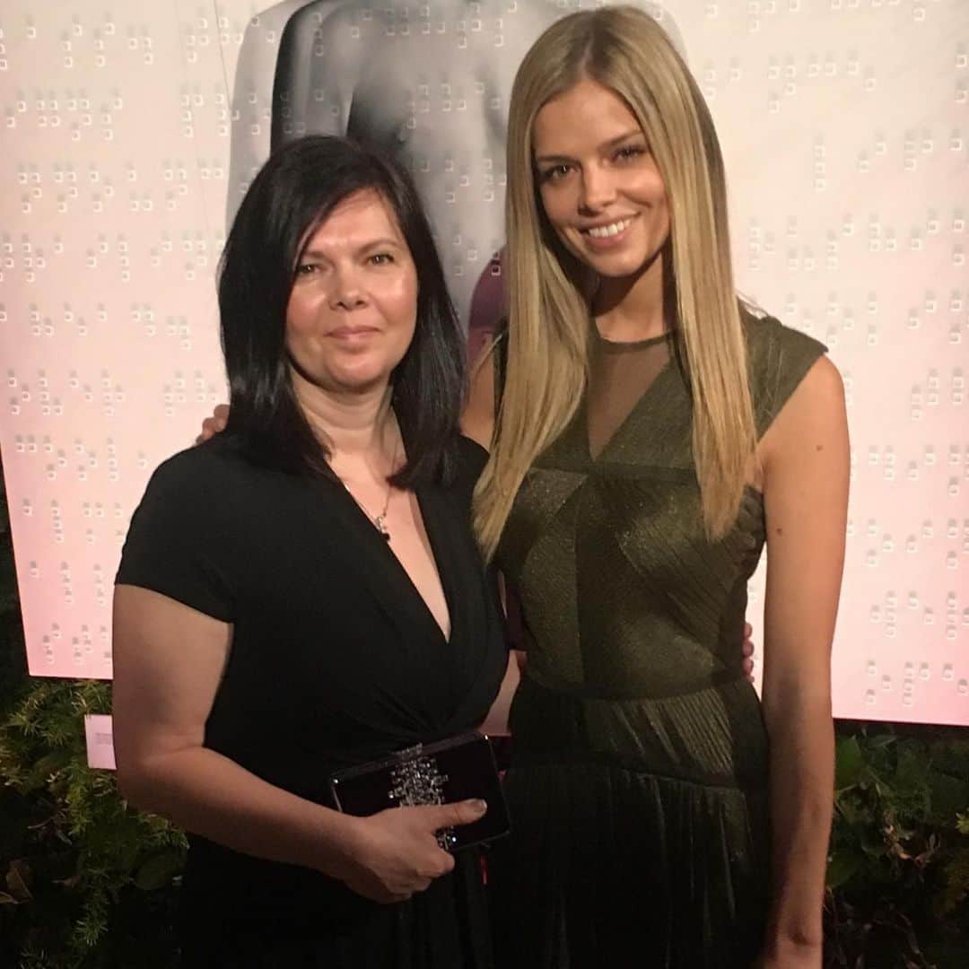ダニエル・クヌッドソンのインスタグラム：「♥️💯🙏🏼 Happy Mother’s Day To all the AMAZING Moms  @mommatytgat I am so lucky to have you as my mom You are the strongest kindest most amazing human  and I am so proud to call you my mom , I wouldn’t be the woman I am today if it wasn’t for you , you taught what it is to live a life fueled by kindness and love ❤️LOVE YOU MORE ❤️ 1️⃣"Here's To Strong Women ,May We Know Them ' May We Be Them, May We Raise Them" 2️⃣“Behind every successful woman is a tribe of other successful women who have her back.” 3️⃣ be the kind of woman that makes other women want to be you!  #mothersday #loveyoumore」