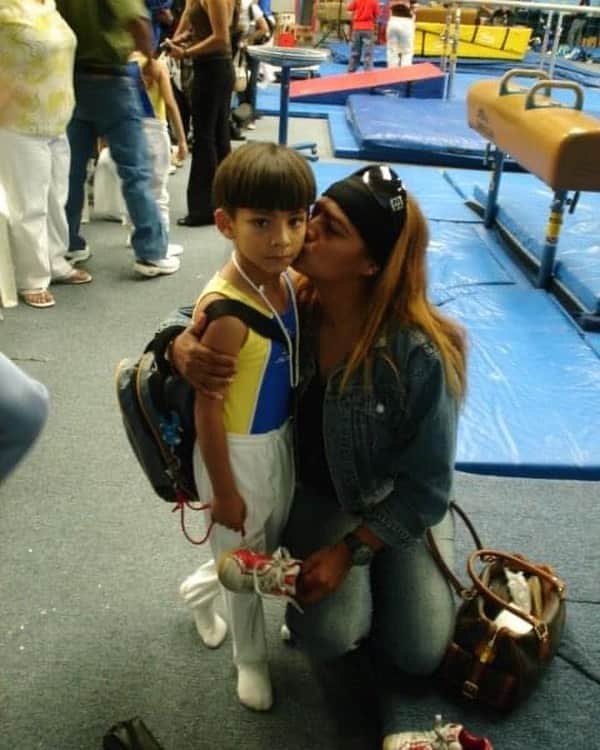 Donovan Carrillo Suazoのインスタグラム：「Doy gracias por tenerte como mi Mamá, tú bondad y tu gran corazón me inspiran a ser mejor día con día. Tu ejemplo de superación y lucha me motiva a trabajar por alcanzar mis objetos.  Te amo y gracias por tanto ❤️ Les comparto esta foto de los tiempos que estuve en Gimnasia.」