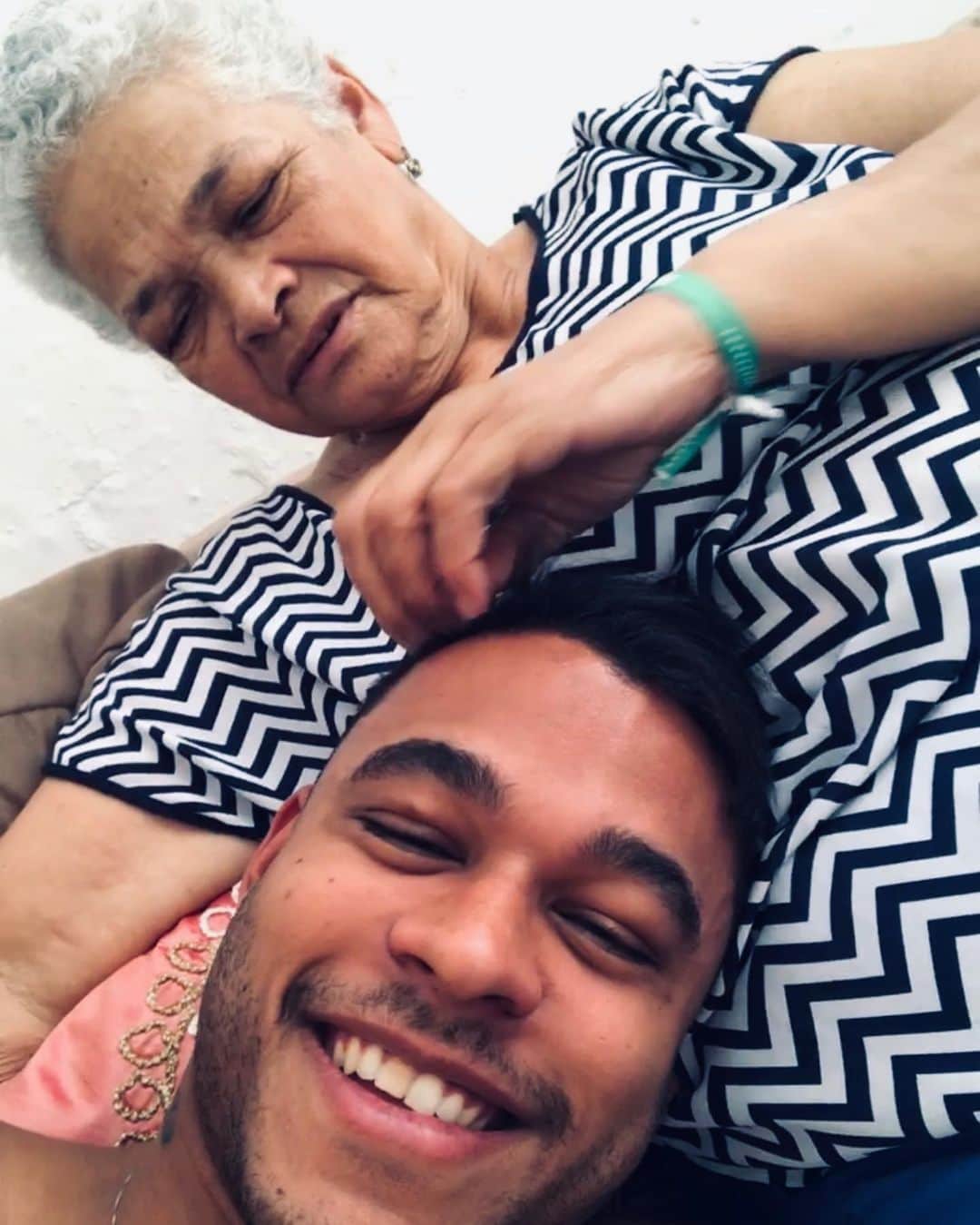 マテウス・サンタナのインスタグラム：「Nossas mãos ainda encaixam certo Peço um anjo que me acompanhe Em tudo eu via a voz de minha mãe Em tudo eu via nós A sós nesse mundo incerto Peço um anjo que me acompanhe Em tudo eu via a voz de minha mãe Em tudo eu via nós 💛」