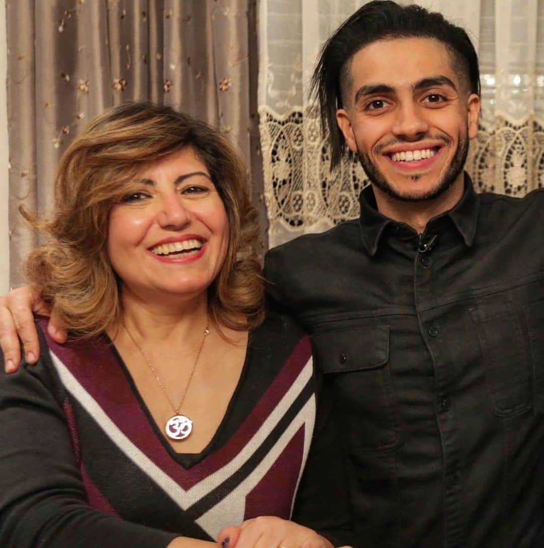 メナ・マスードのインスタグラム：「Happy Mother’s Day Ma! Thank you for all the unconditional love over the years!」